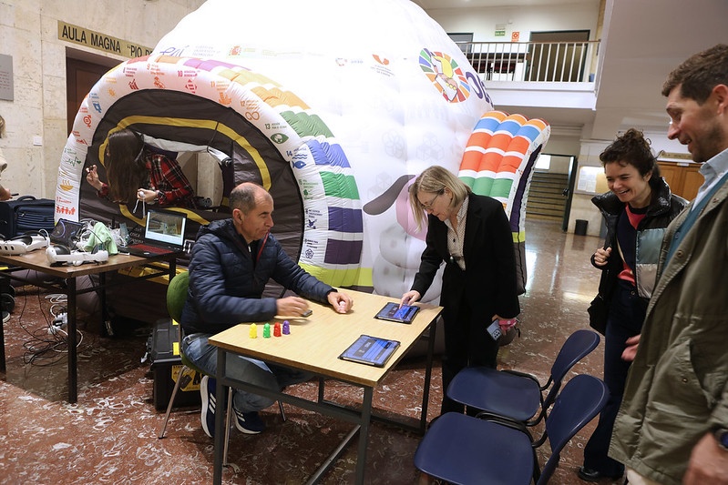 La delegada del Rector para la Responsabilidad Social Universitaria, Rosalba Fonteriz, visita la instalación del proyecto ODServa en el edificio de Ciencias de la Salud