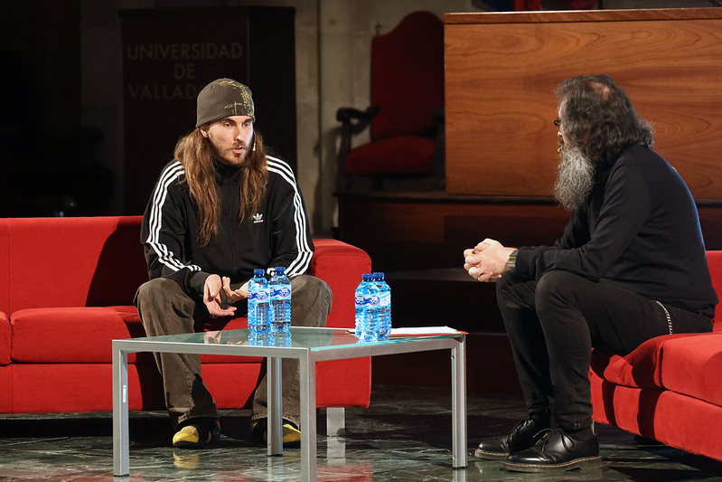 Carlos Ares (izquierda) conversa con Javier Vielba