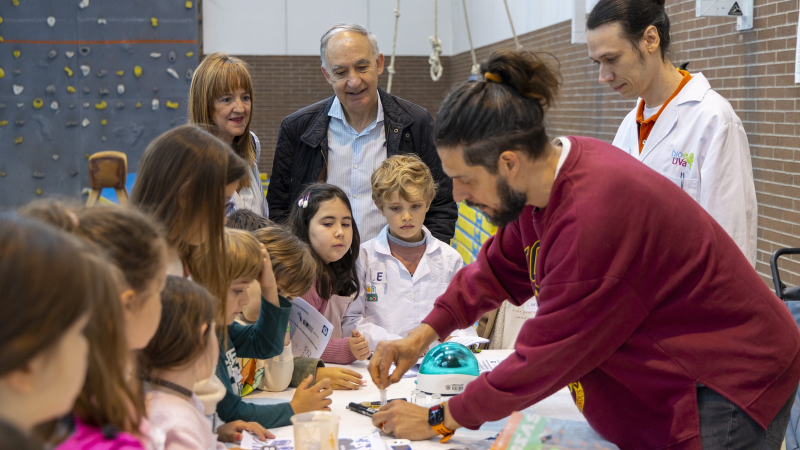 El Rector de la UVa y la delegada para la Transferencia de Conocimiento en el taller sobre biorrefinería de la Escuela de Ingenieros Industriales