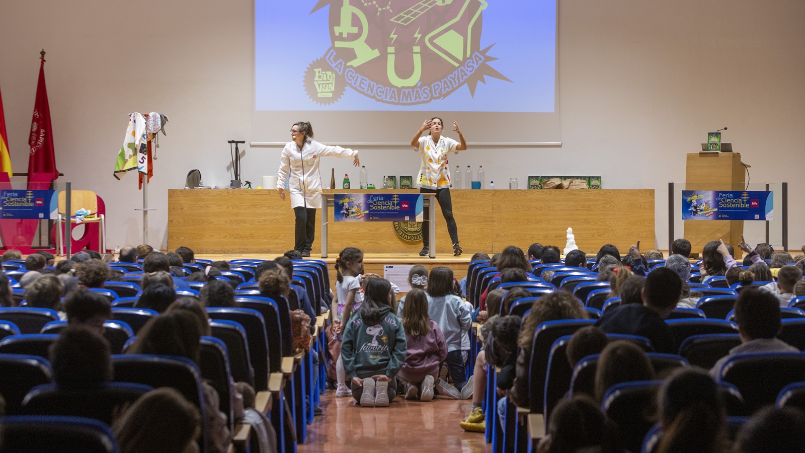 El Aula Magna del Edificio Aulario completó su aforo de 300 butacas para el espectáculo ‘Clowntifics en la UVa’