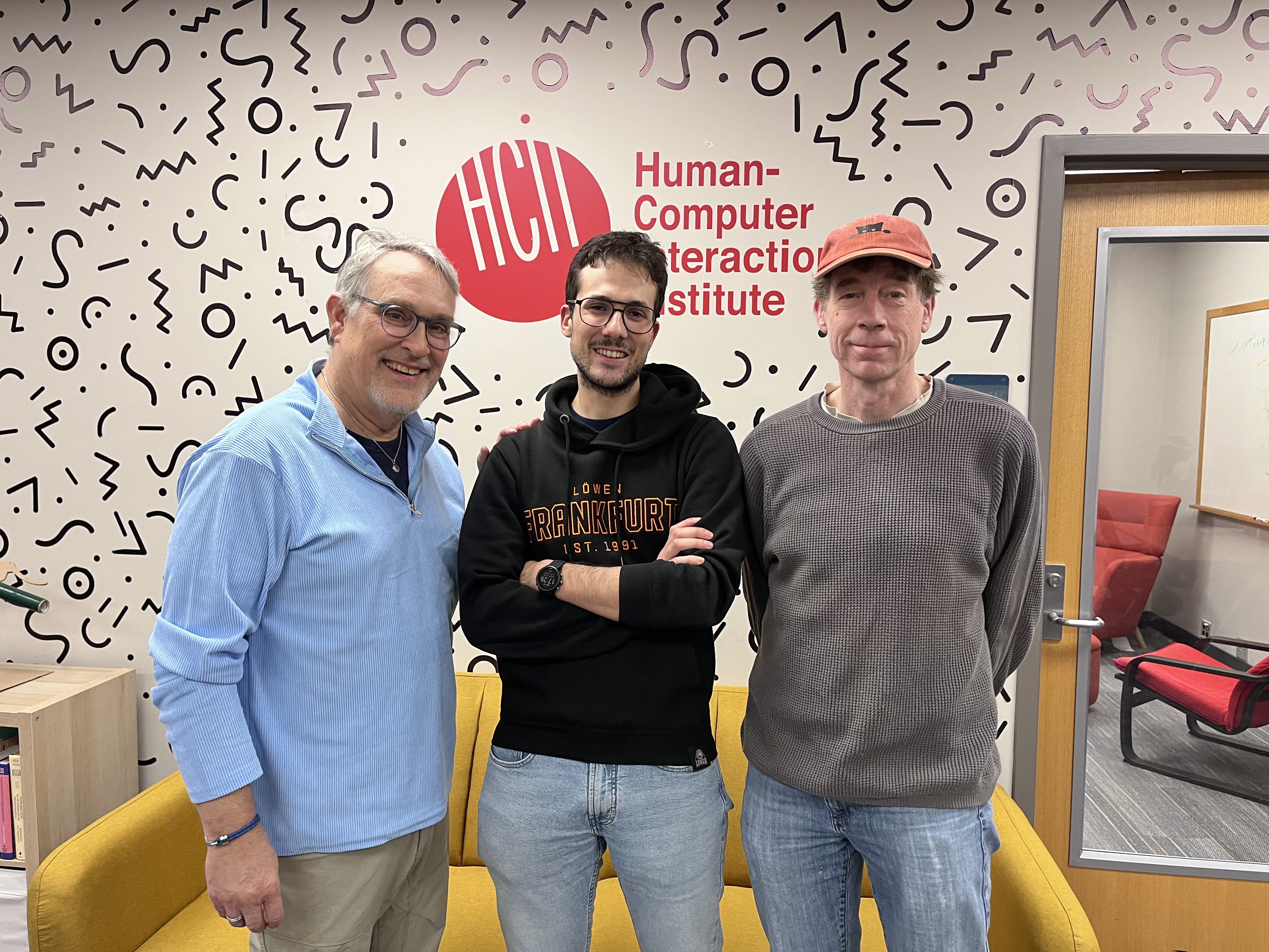 Víctor Alonso (en el centro) junto con los profesores Bruce McLaren (a su derecha) y Vincent Aleven (a su izquierda).