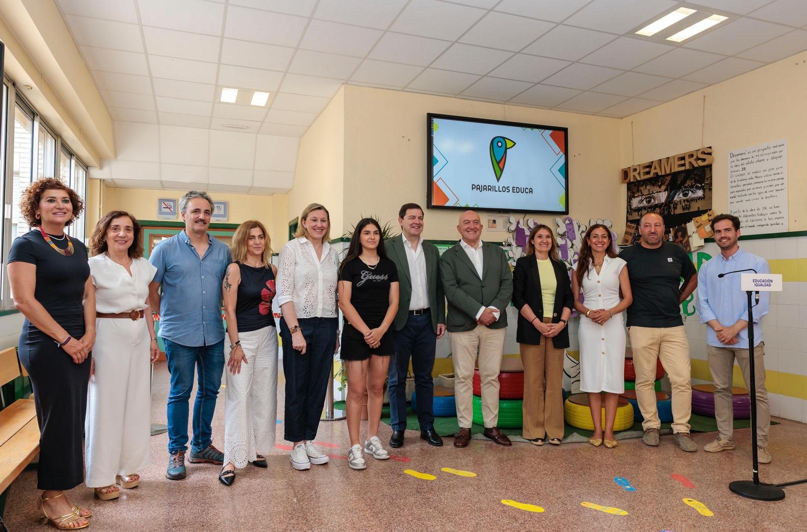 Visita de las autoridades locales y regionales al Instituto Galileo y al CEIP Cristóbal Colón de la capital vallisoletana para constatar el éxito que el programa Pajarillos Educa tiene en la lucha contra la exclusión de niños y jóvenes del barrio a través de la formación