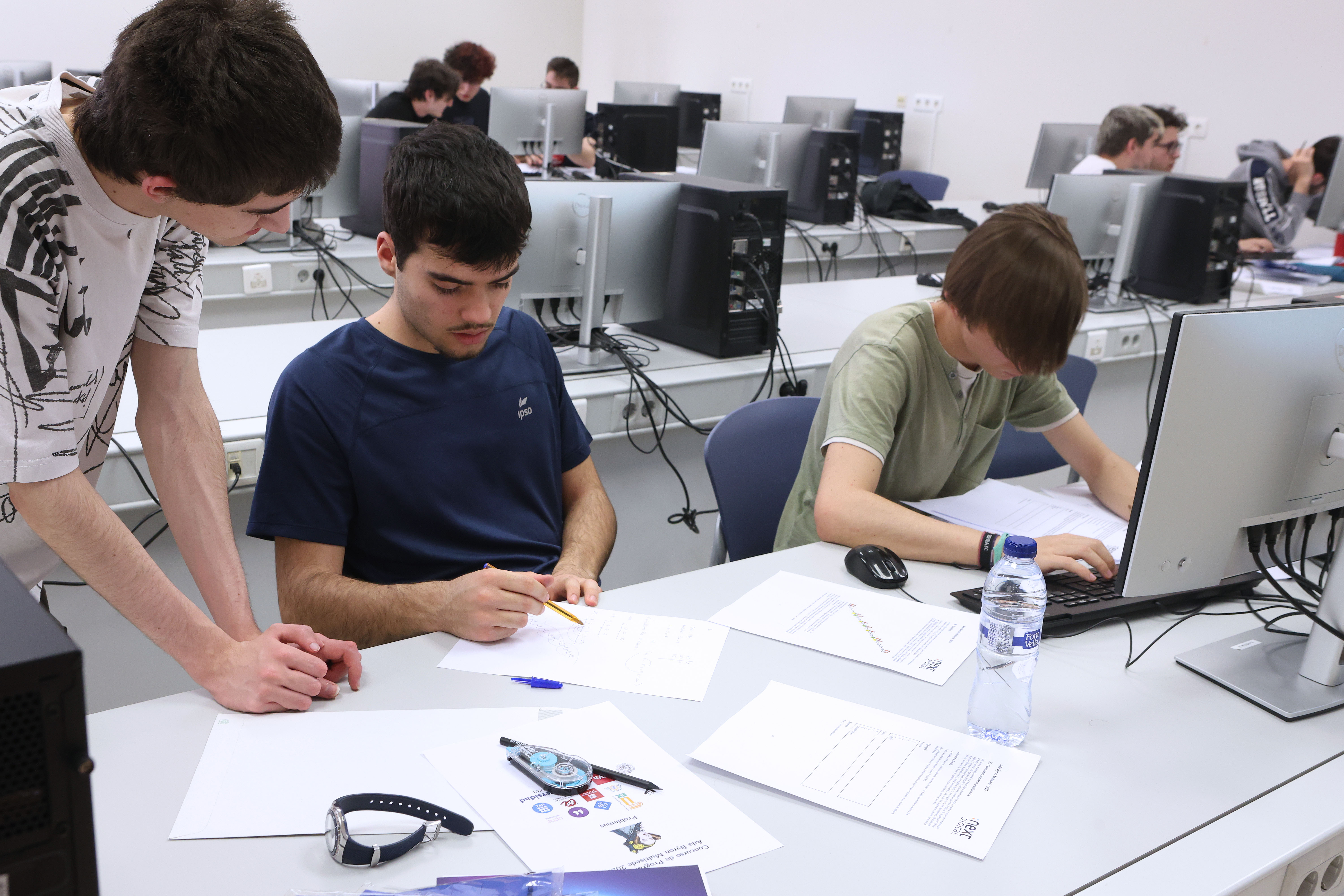 Los equipos disponen únicamente de un ordenador, por lo que han de distribuirse muy bien las tareas a realizar por cada miembro