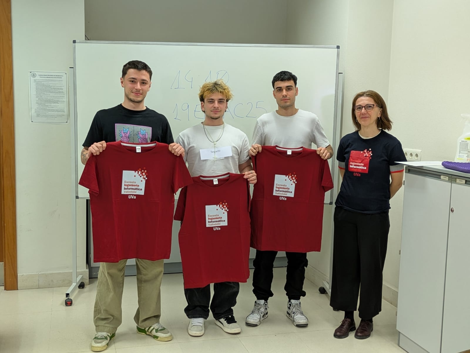 El equipo ‘Segarro’, formado por Daniel Fernández Varona, Daniel Del Pozo Gómez y Samuel San José Faulín recibió un detalle de la EIInf como equipo mejor clasificado de la UVa