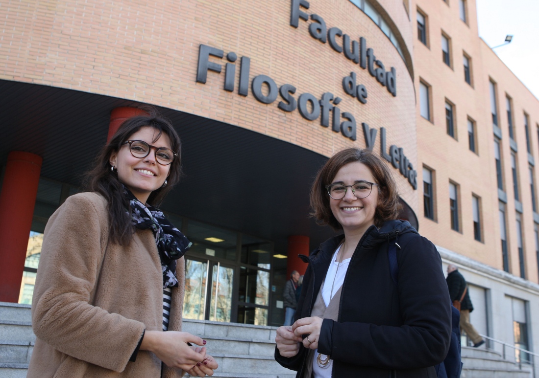 María Díez y Eva Campos frente a la facultad de Filosofía y Letras
