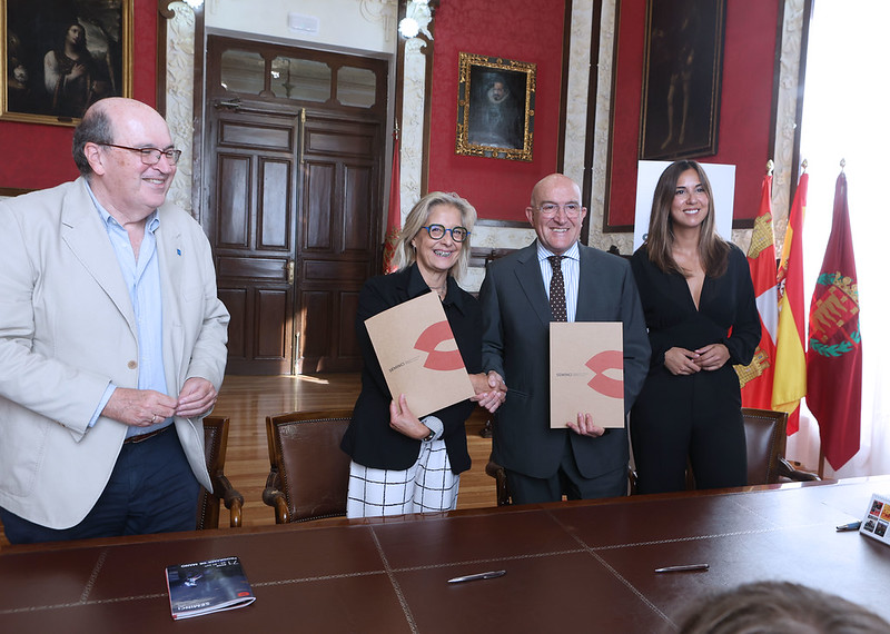 La rectora de la UVa, Pilar Garcés, y el alcalde de Valladolid, Jesús Julio Carnero, acompañados a su izquierda del vicerrector de Extensión Universitaria de la UVa, José Ramón González, y a su izquierda de la concejala de Turismo, Eventos y Marca Ciudad, Blanca Jiménez