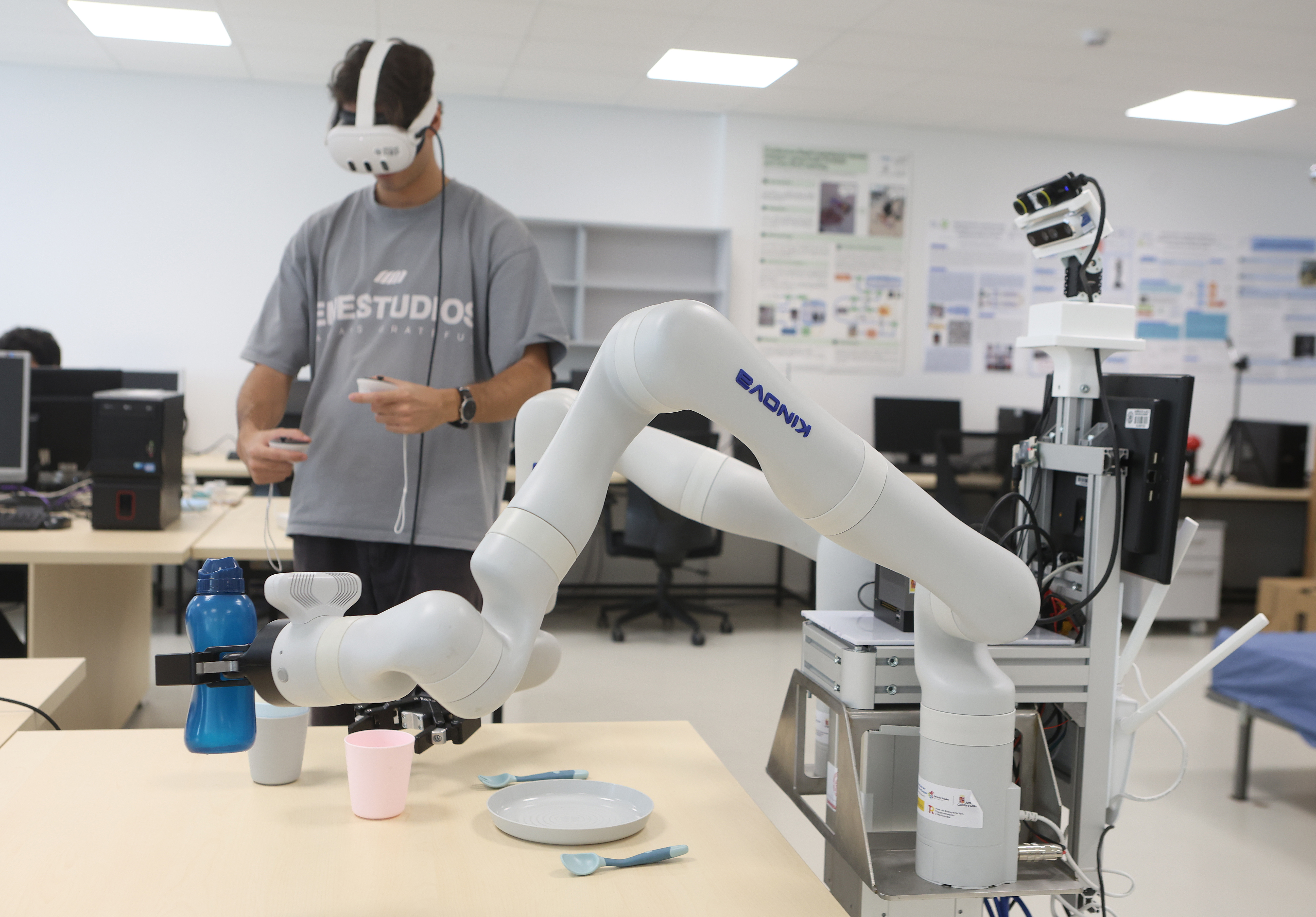 El doctorando Miguel García Gómez maneja el robot bibrazo gracias a la realidad virtual
