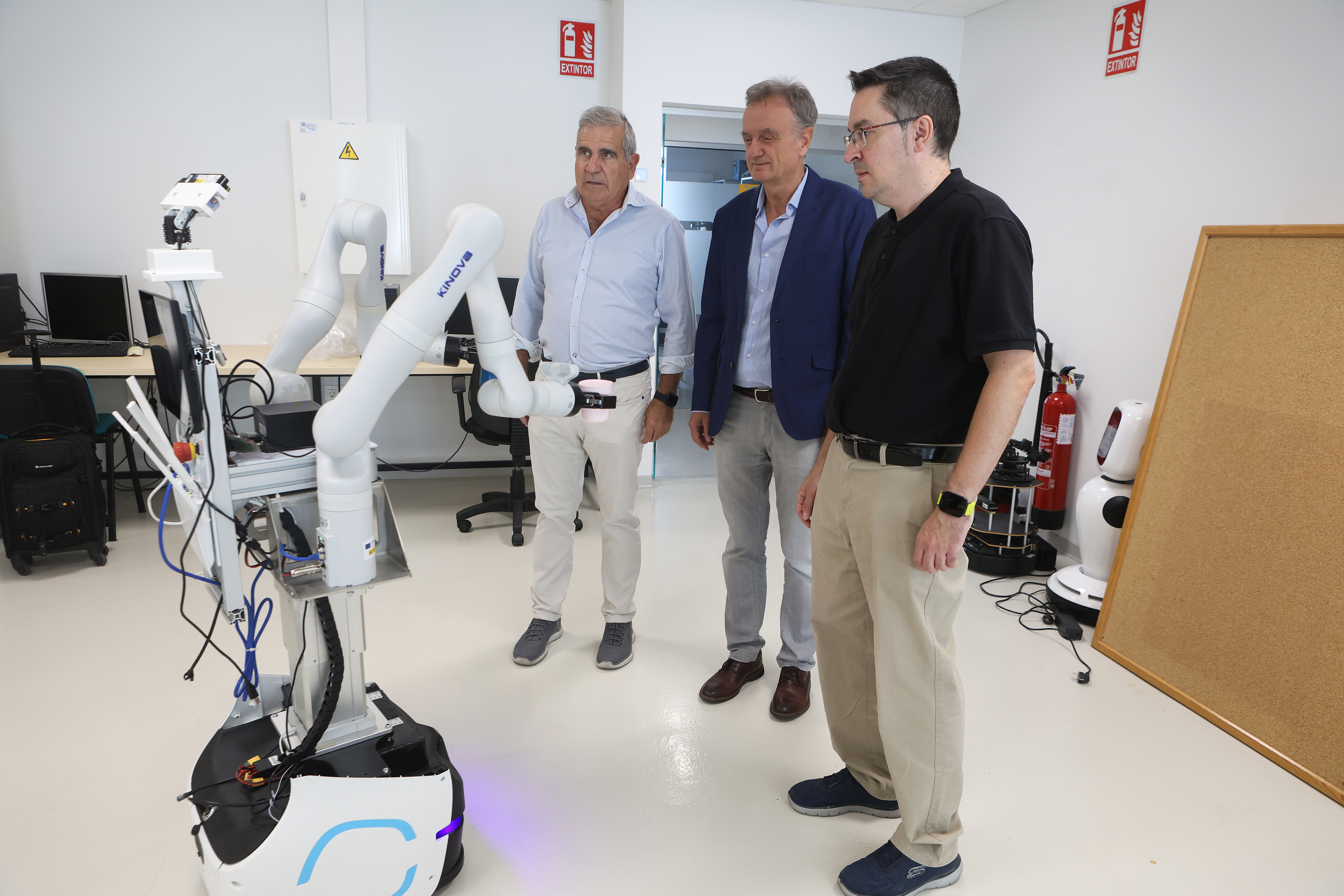 Los coautores del artículo y miembros del Grupo de Investigación de Robótica y Visión Artificial del ITAP. De izquierda a derecha Eduardo Zalama, Jaime Gómez García-Bermejo y Jaime Duque Domingo