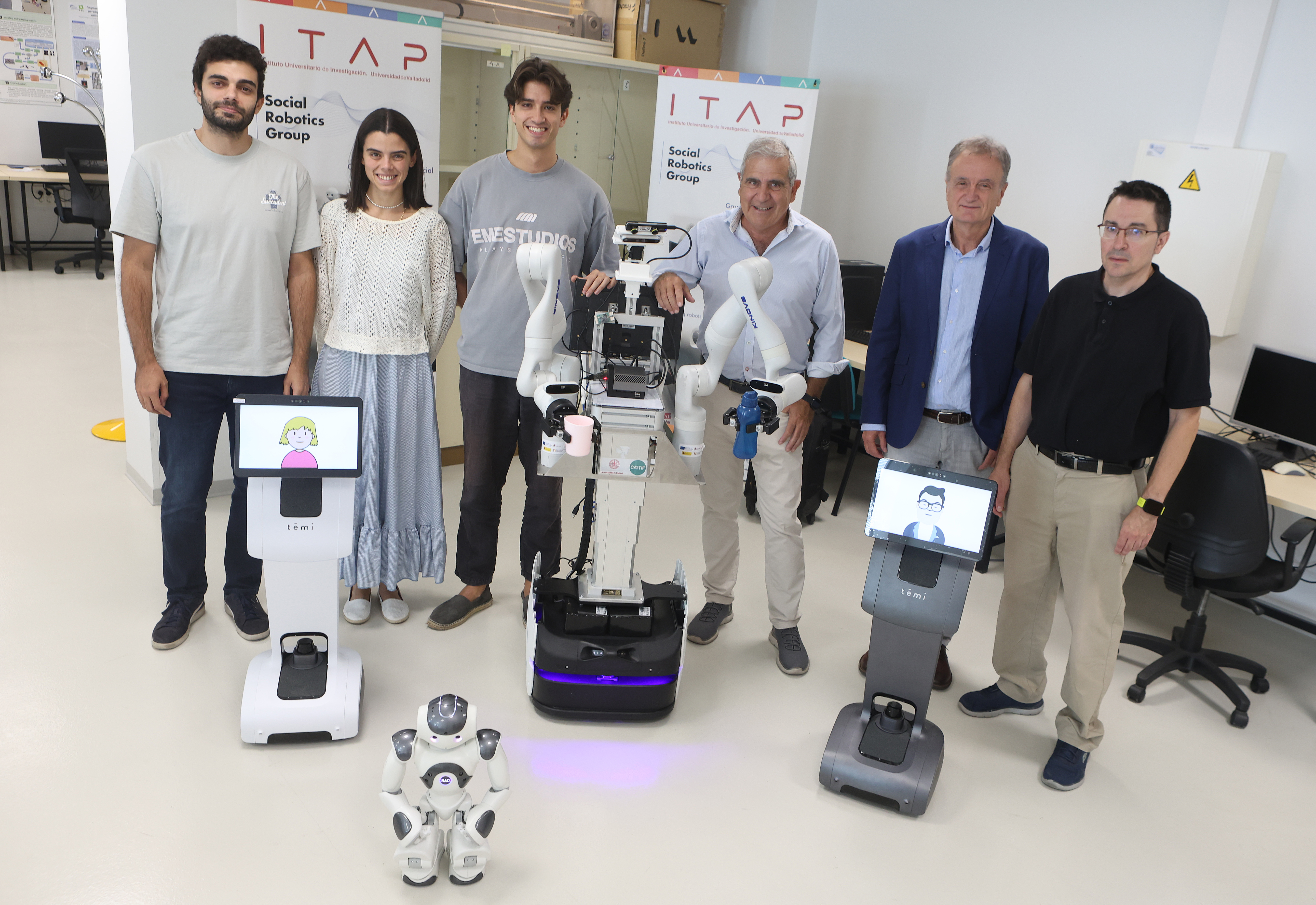 El grupo de investigación junto a algunos de los robots con los que trabajan actualmente