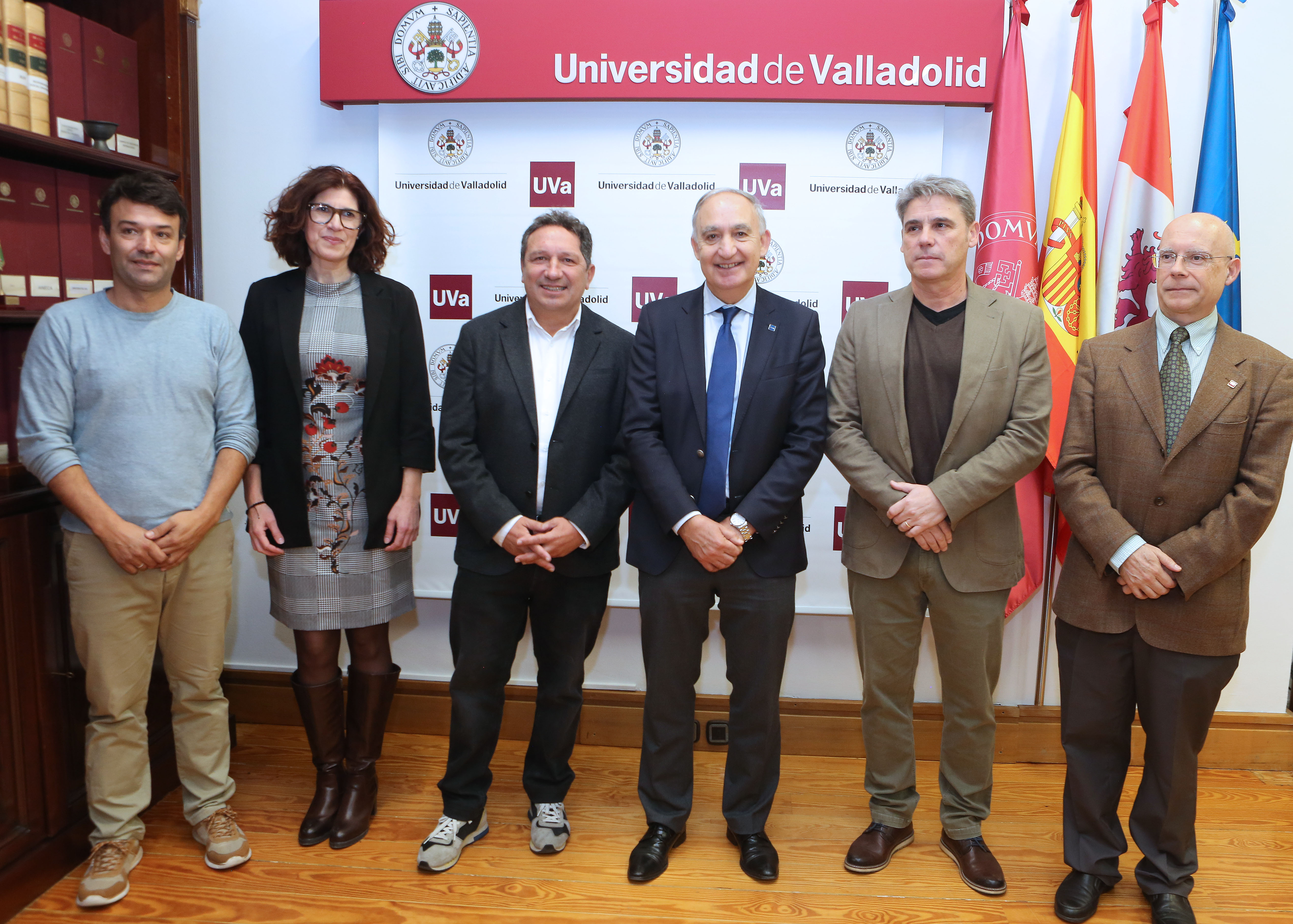 De izquierda a derecha: José Antonio González, responsable de Relaciones con las instituciones de la Fundación Eusebio Sacristán; Teresa Calderón, Decana de la Facultad de Educación y Trabajo Social; Eusebio Sacristán; Antonio Largo, Rector de la UVa; José Cela, profesor del Departamento de Pedagogía y director de la cátedra; y Enrique Baeyens, Vicerrector de Investigación