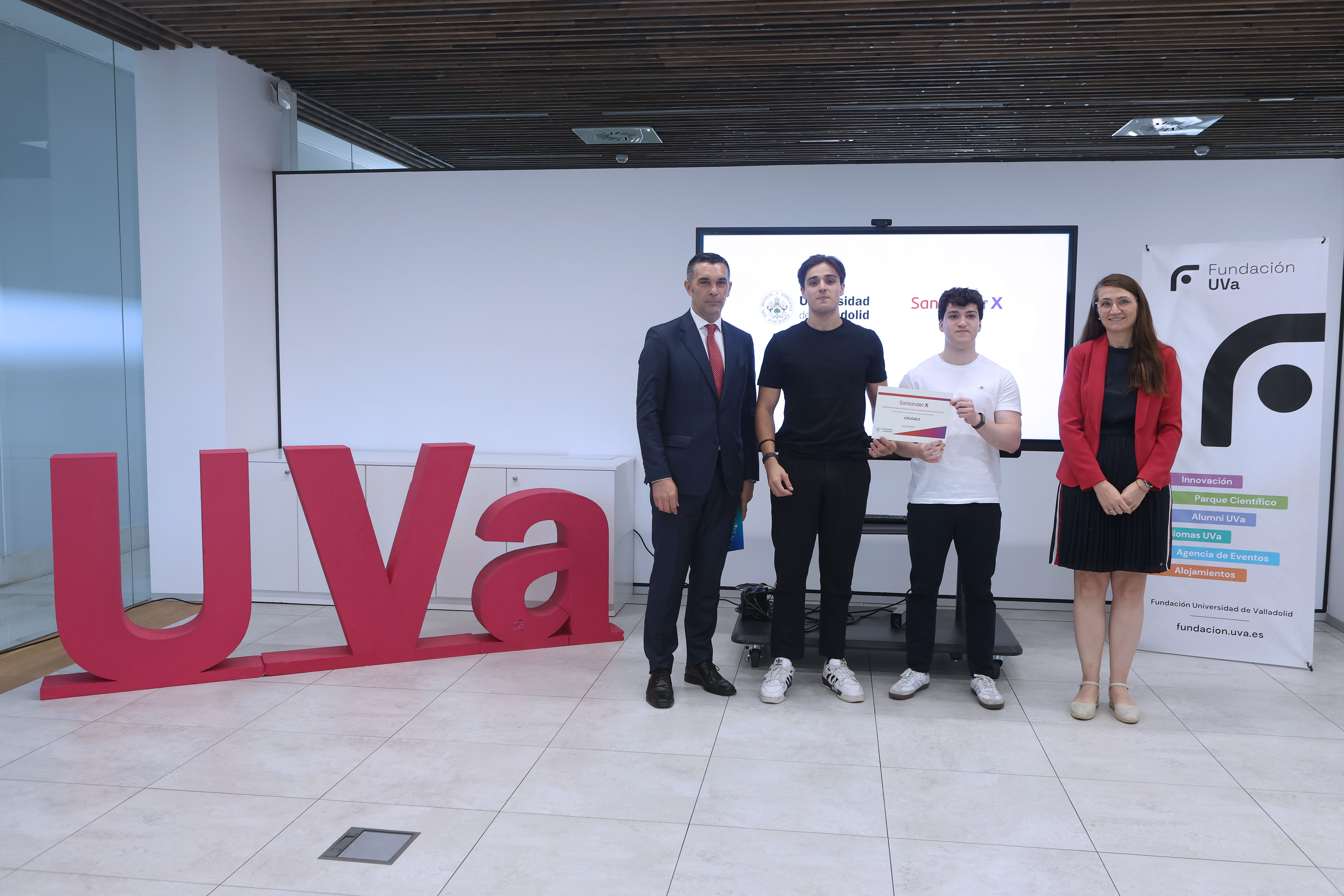 Los estudiantes que han desarrollado el proyecto ganador, Mario Medrano y Alonso Sandoval, entre Santiago Álvarez y María Molinos