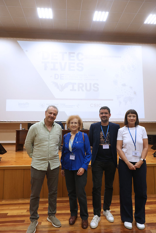 De izquierda a derecha: Fernando González-Candelas, Margarita del Val, David Bernardo (moderador) y Noemí Sevilla
