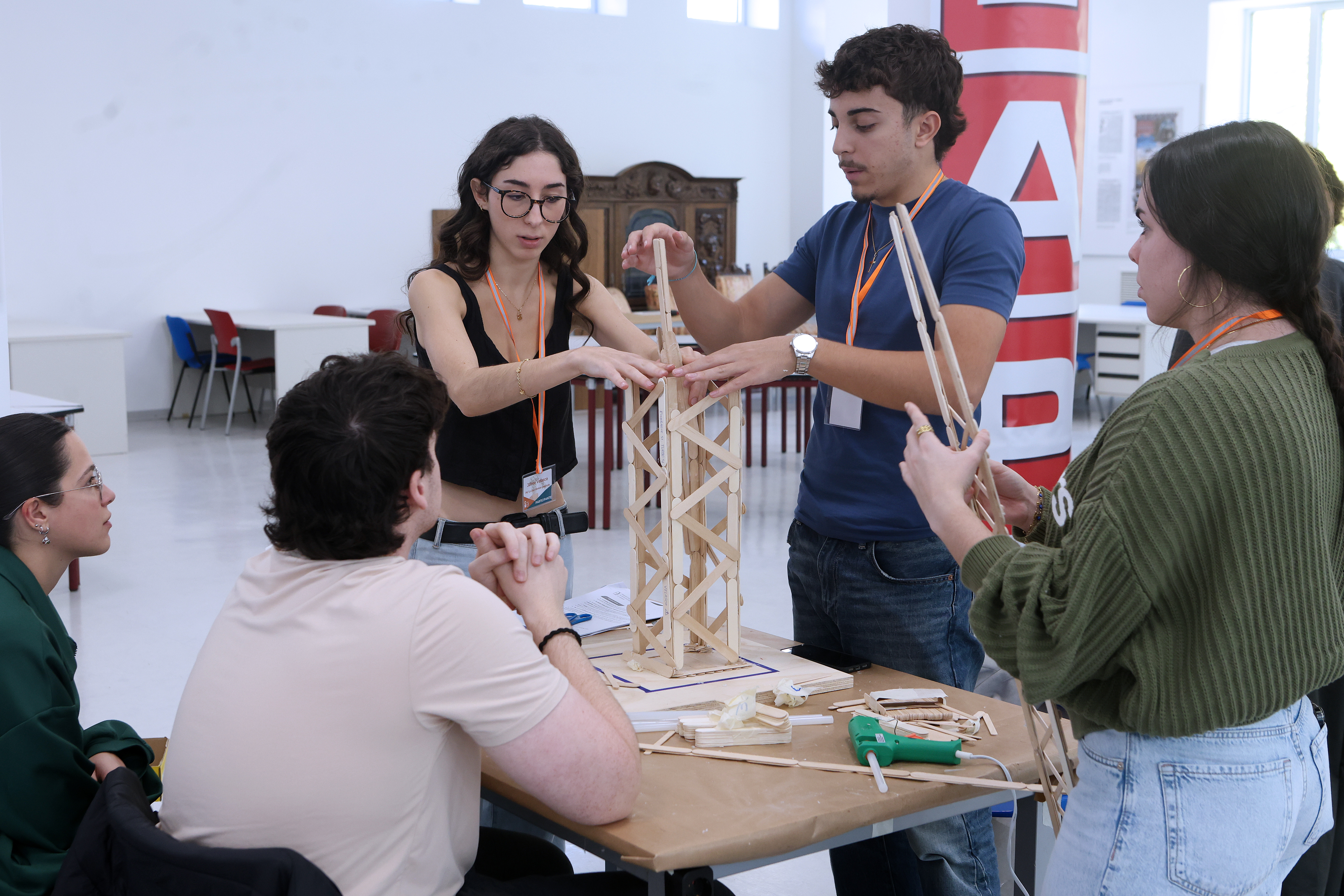 Los equipos participantes estaban formados por entre dos y cinco estudiantes.