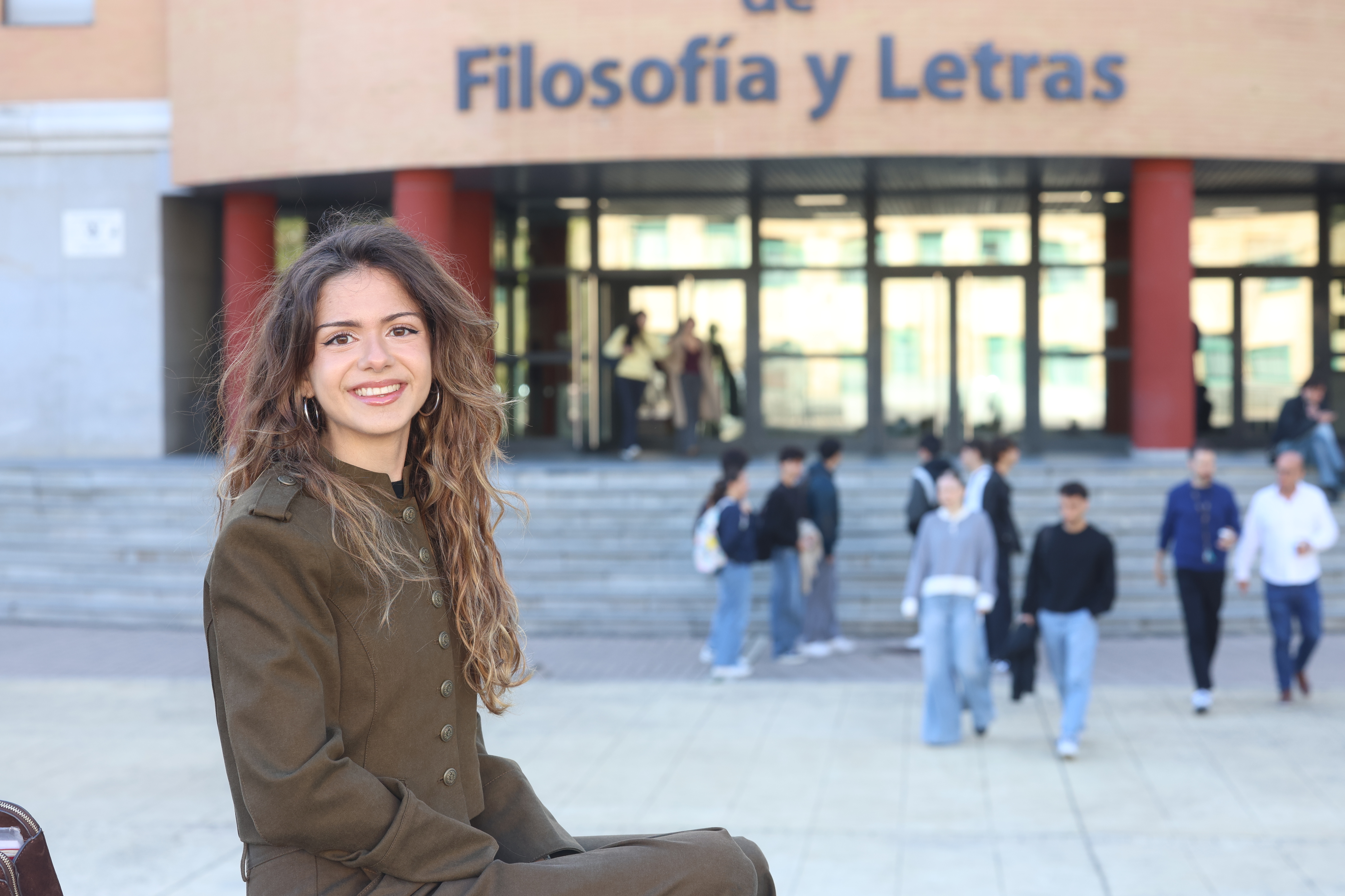 Elena Toral, ante la Facultad de Filosofía y Letras