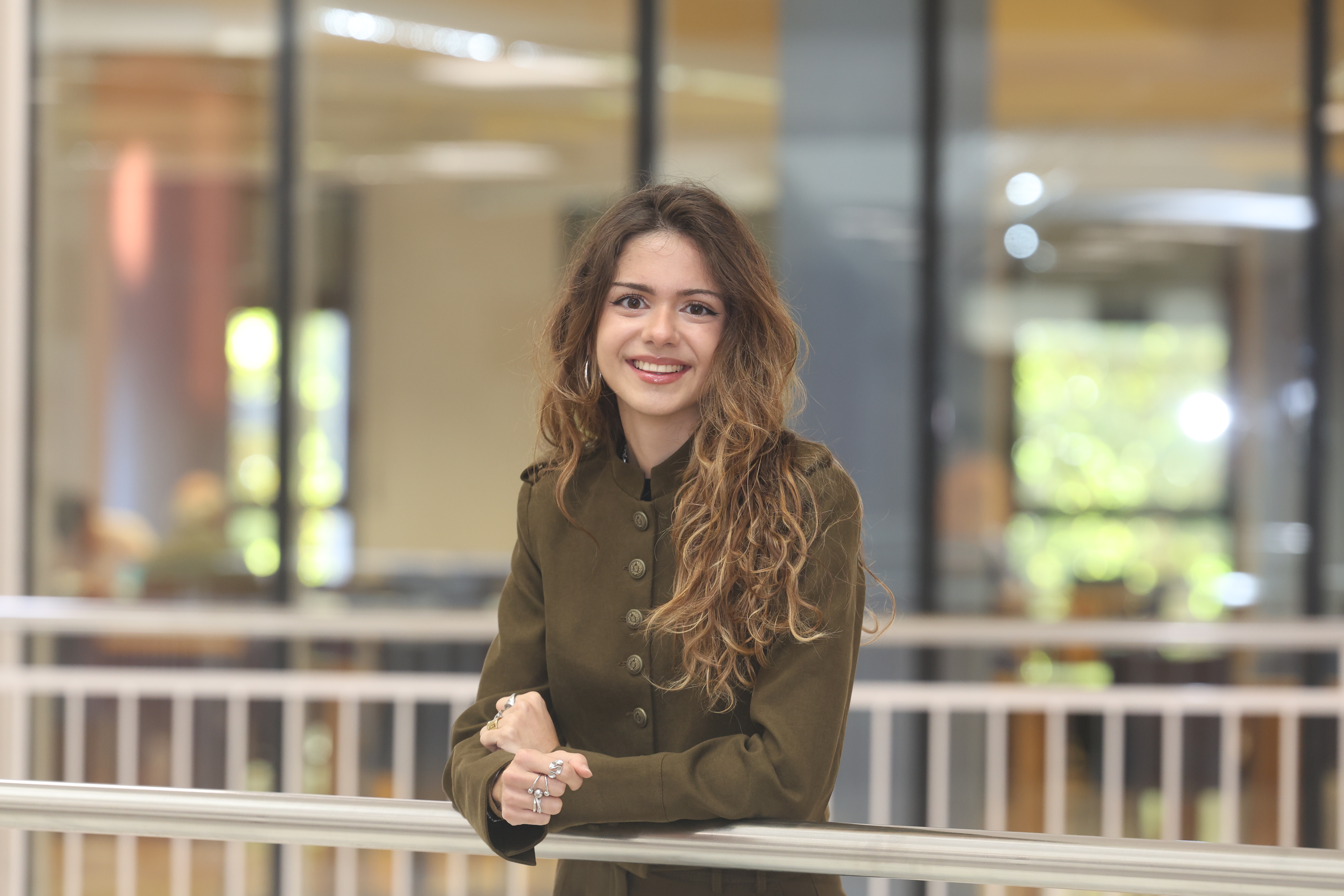 La estudiante de Humanidades becada posa en los pasillos de su facultad