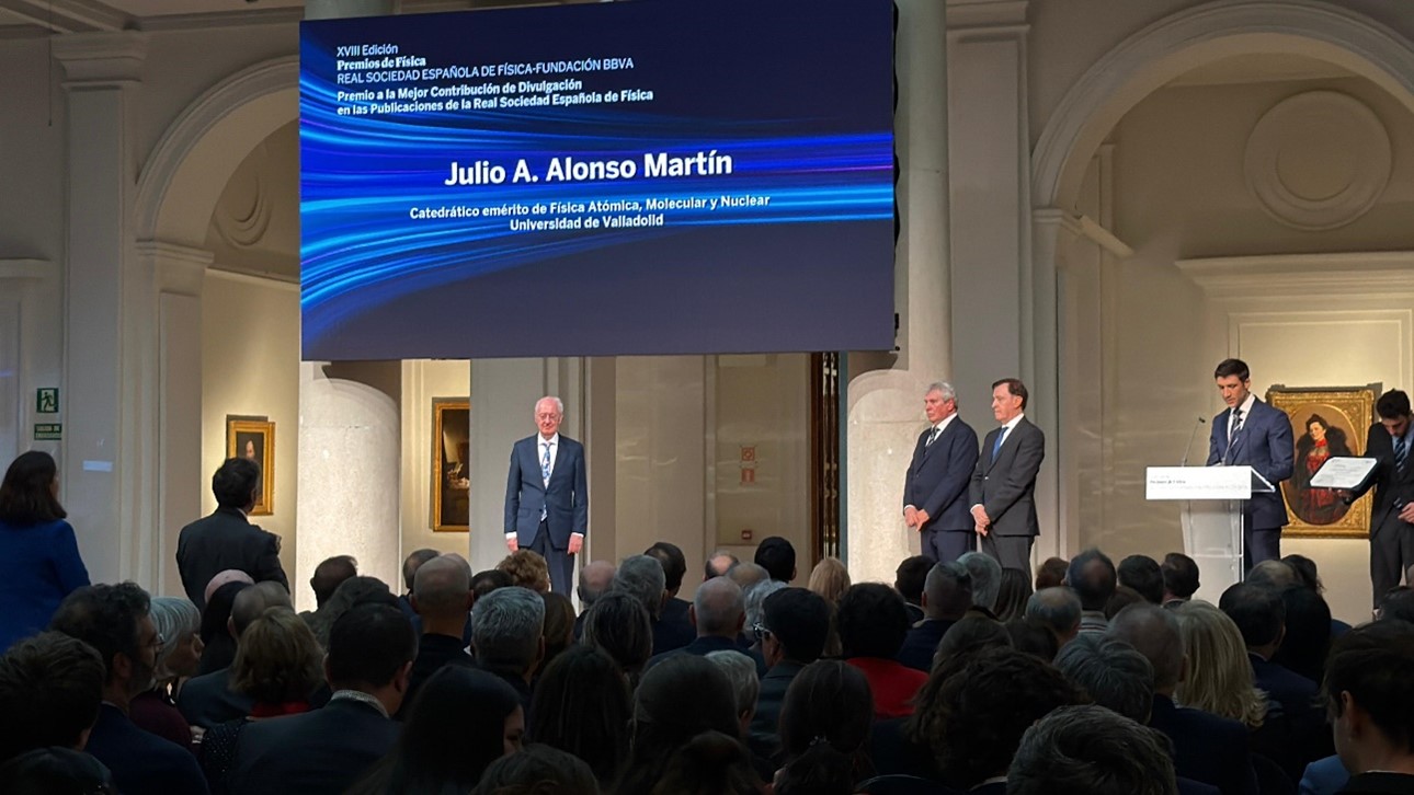 Julio A. Alonso Martín, en el momento de recibir el premio el pasado 4 de diciembre