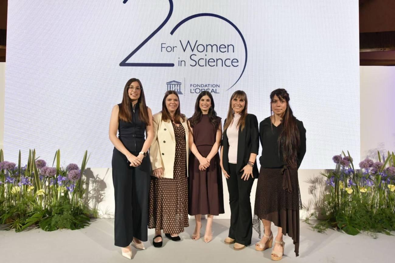 Las ganadoras recibieron el premio ayer en el Teatro Real de Madrid. De izquierda a derecha, Ylenia Jabalera, Cintia Folgueira, María Puertas-Bartolomé, Ujué Fresán y Sara Mederos.