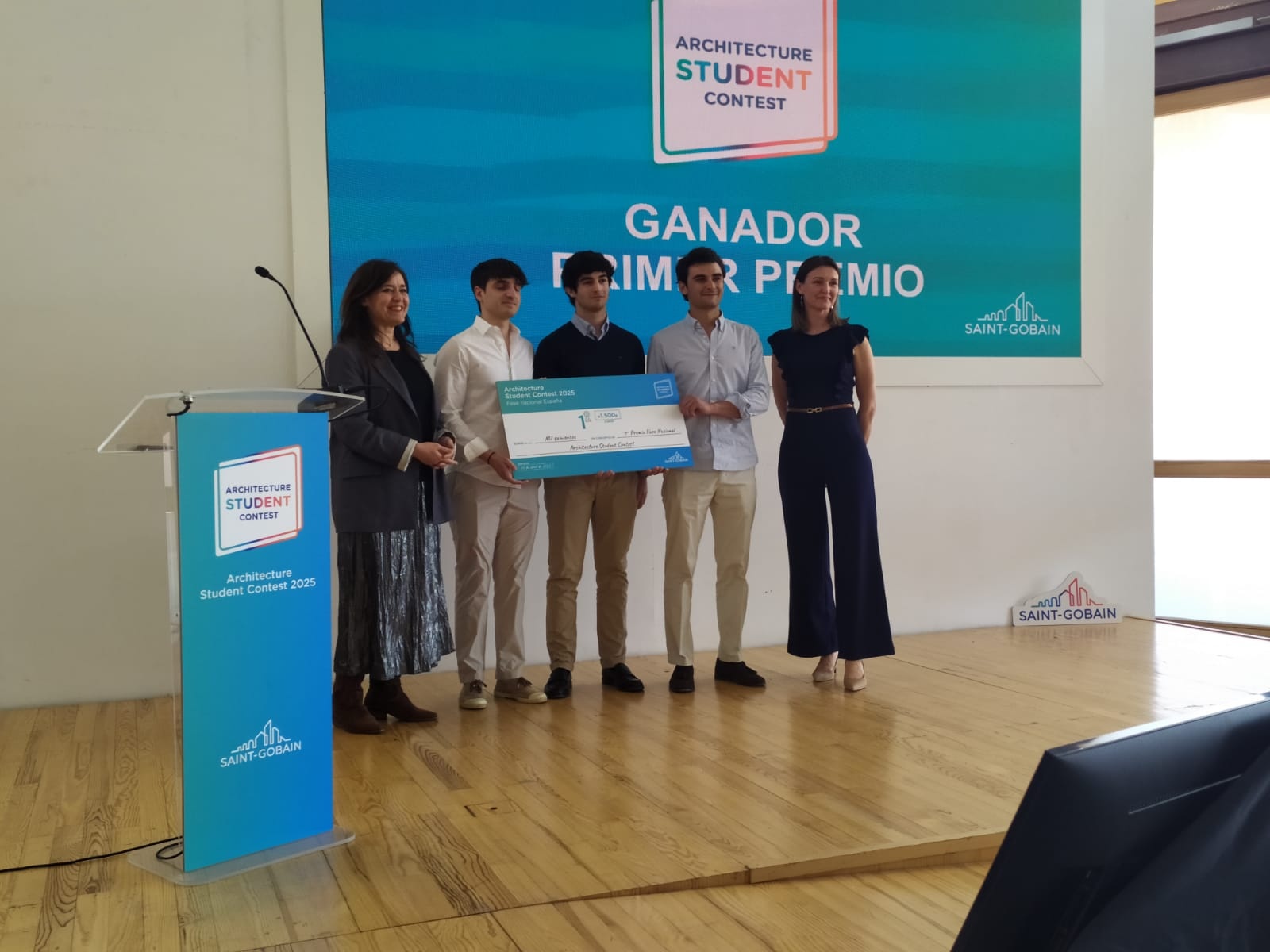 Los tres estudiantes de la Escuela Técnica Superior de Arquitectura de la UVa recogiendo el premio, valorado en 1.500€, la pasada semana en Madrid