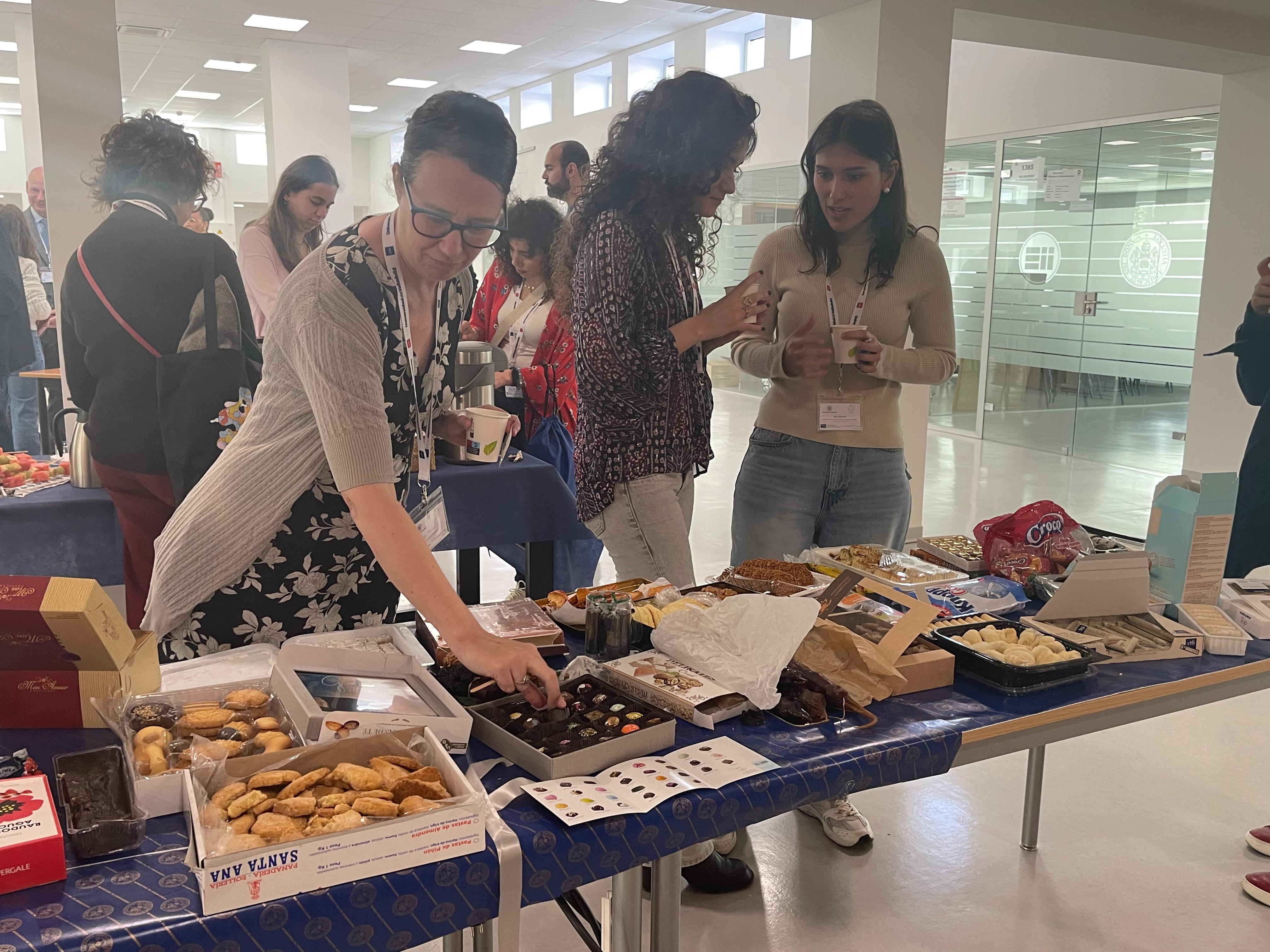 El encuentro de networking celebrado en el día de ayer en el InDUVa contó también con un desayuno internacional en el que los participantes llevaron un dulce típico de su país