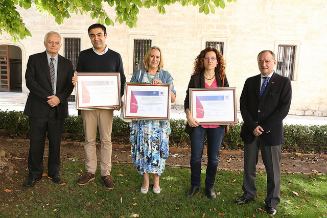 Los premiados y, a ambos lados, el presidente del Consejo Social y el rector de la UVa