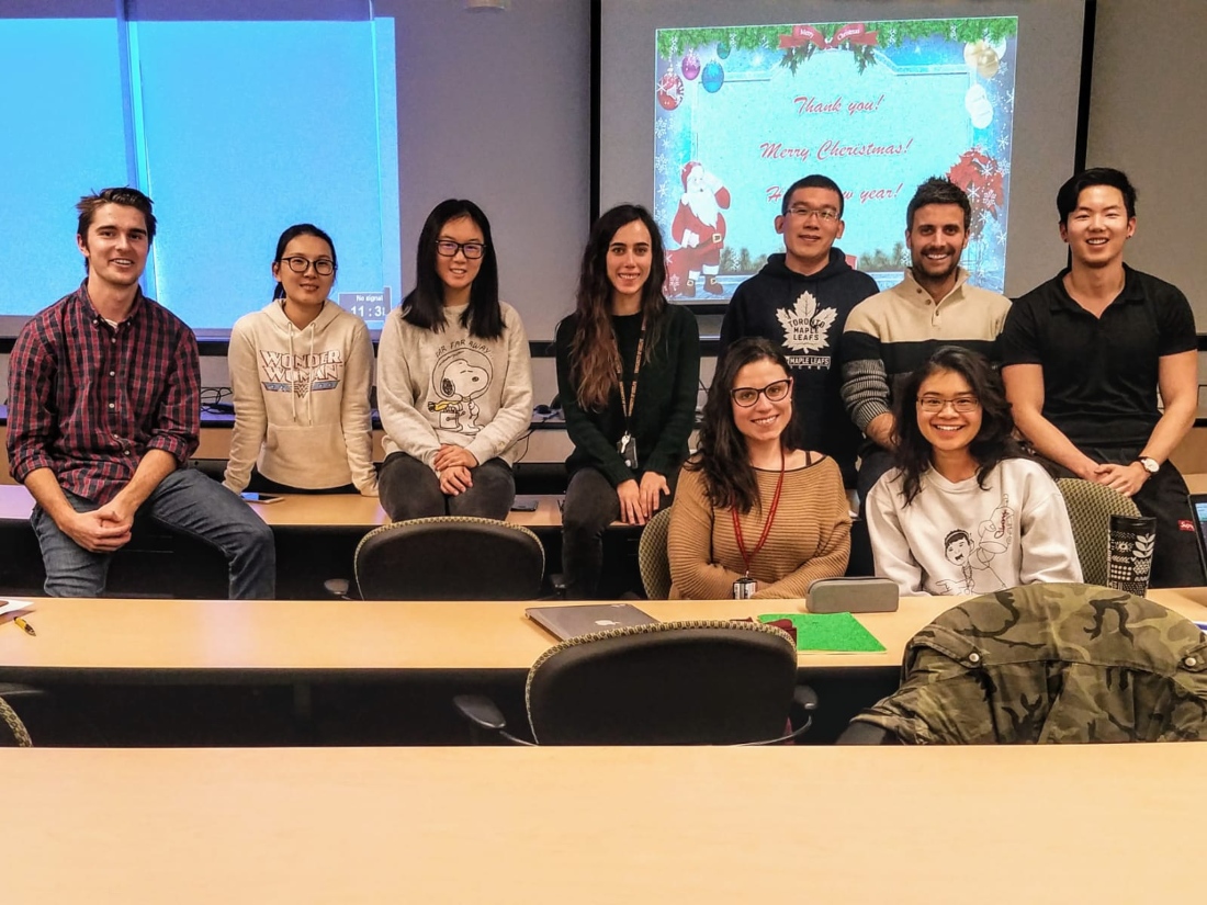 Mario Martínez junto con varios miembros de su grupo de investigación: de izda. a derecha en la fila de arriba: Patrick Egan, Kang, Xu, Josephine Yee, Dr. Laura Roman, Dr. Mengmeng Guo, Dr. Mario Martinez y Richard Park. En primer plano, Dr. Joana Pico y Listiya Widjaja
