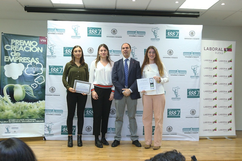 Las ganadoras del primer premio junto al vicerrector de Investigación de la UVa