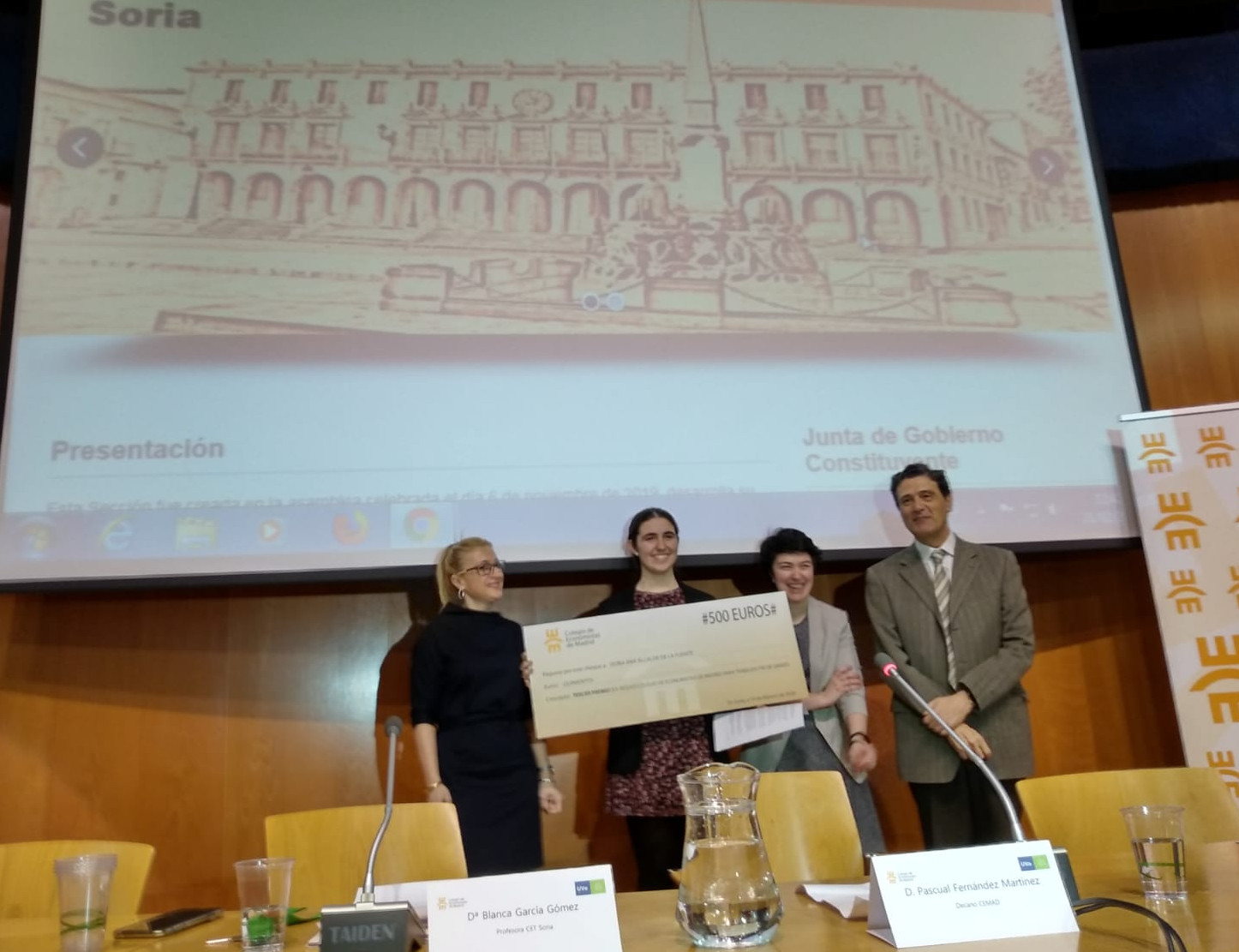 En el centro, Ana Alcalde recibiendo el Premio