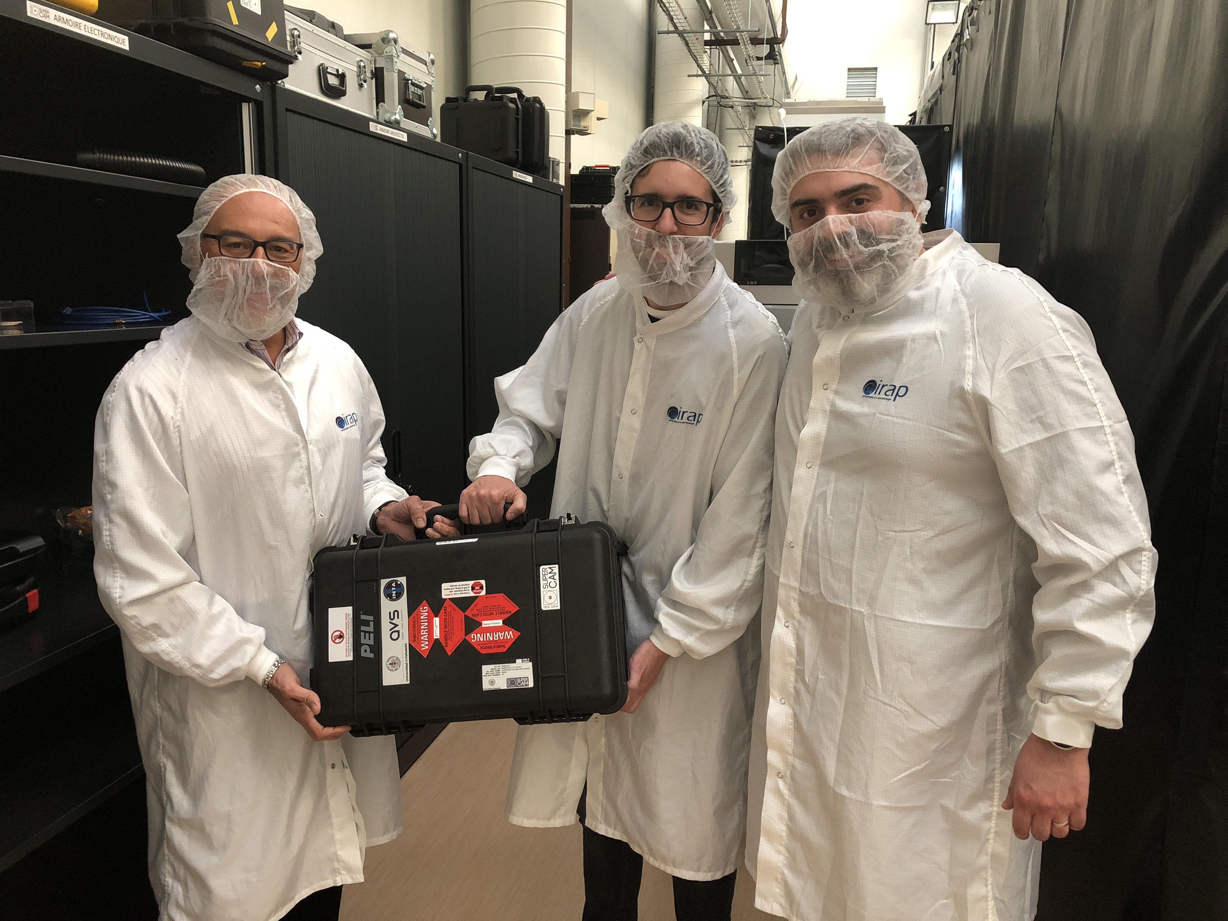 El investigador Fernando Rull (izda) con el maletín transportaba el sistema de calibración destino a la NASA