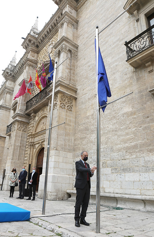 Acto solemne del izado de la bandera de Europa en el Palacio de Santa Cruz