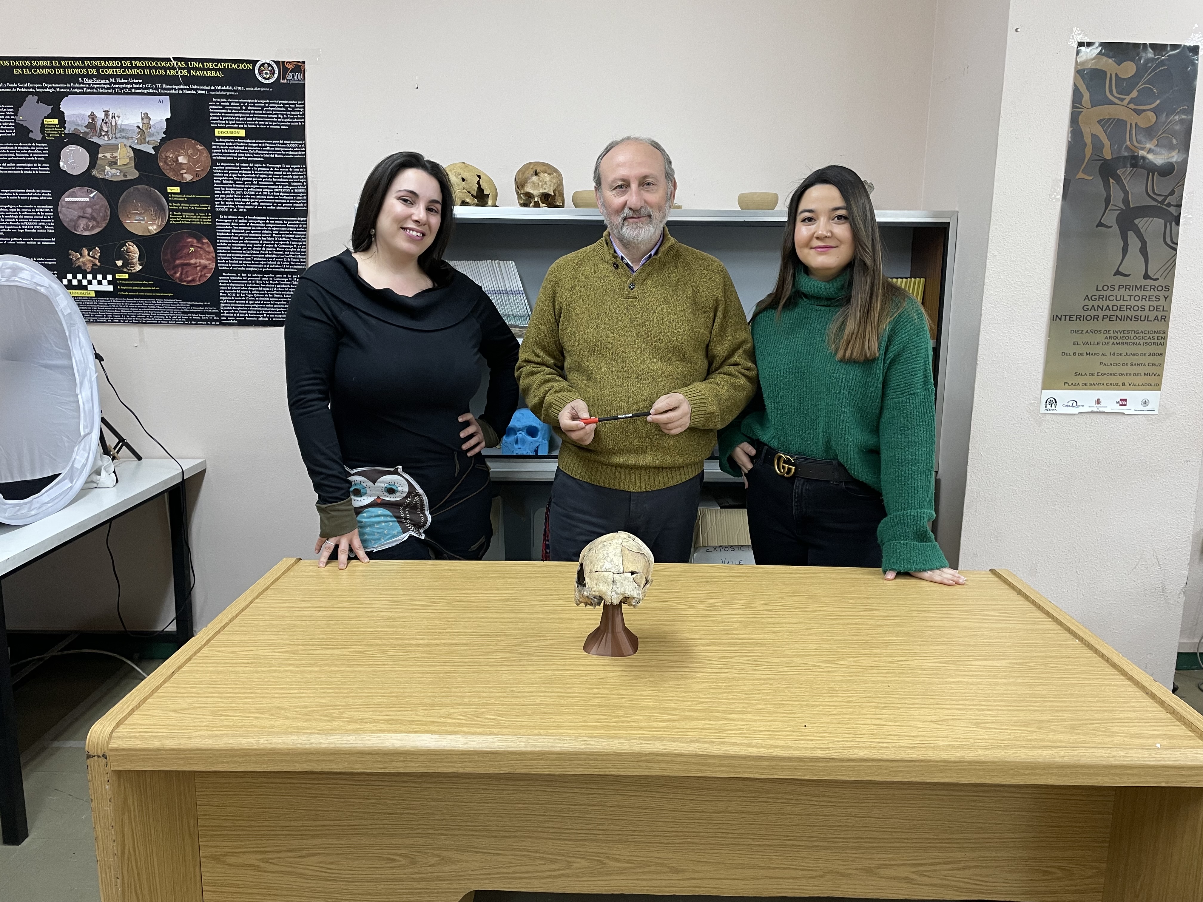 Los directores de la investigación con el cráneo objeto del estudio