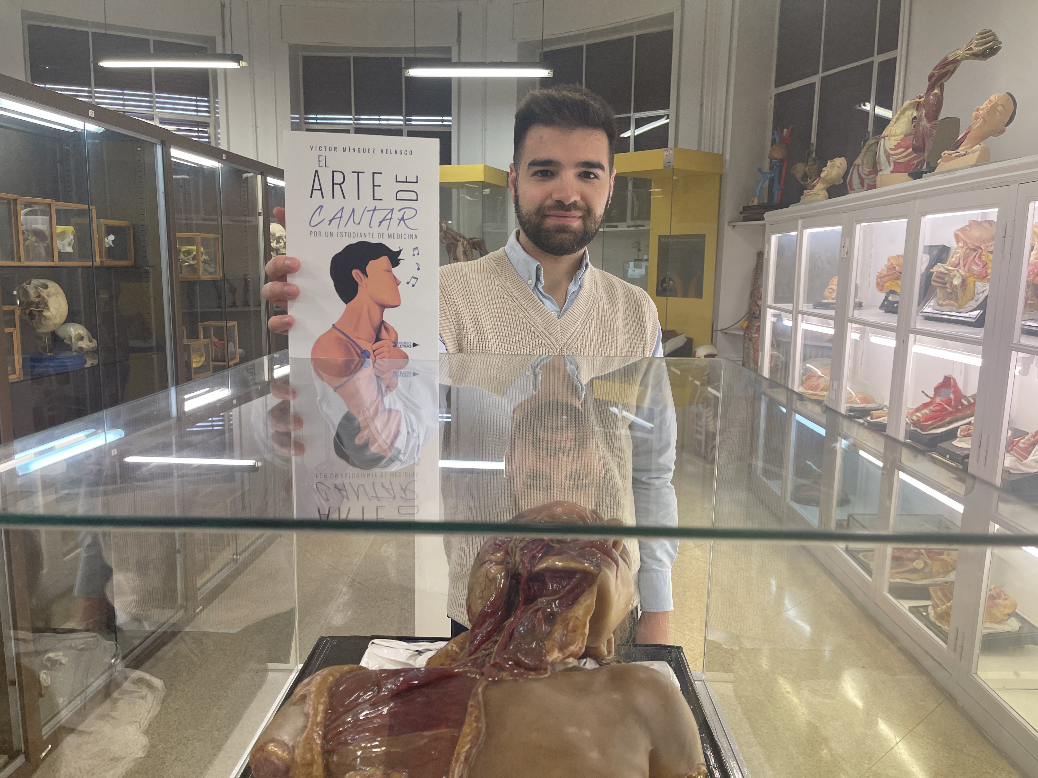 Víctor Mínguez Velasco posa con su libro en el Museo de Anatomía de la Facultad de Medicina