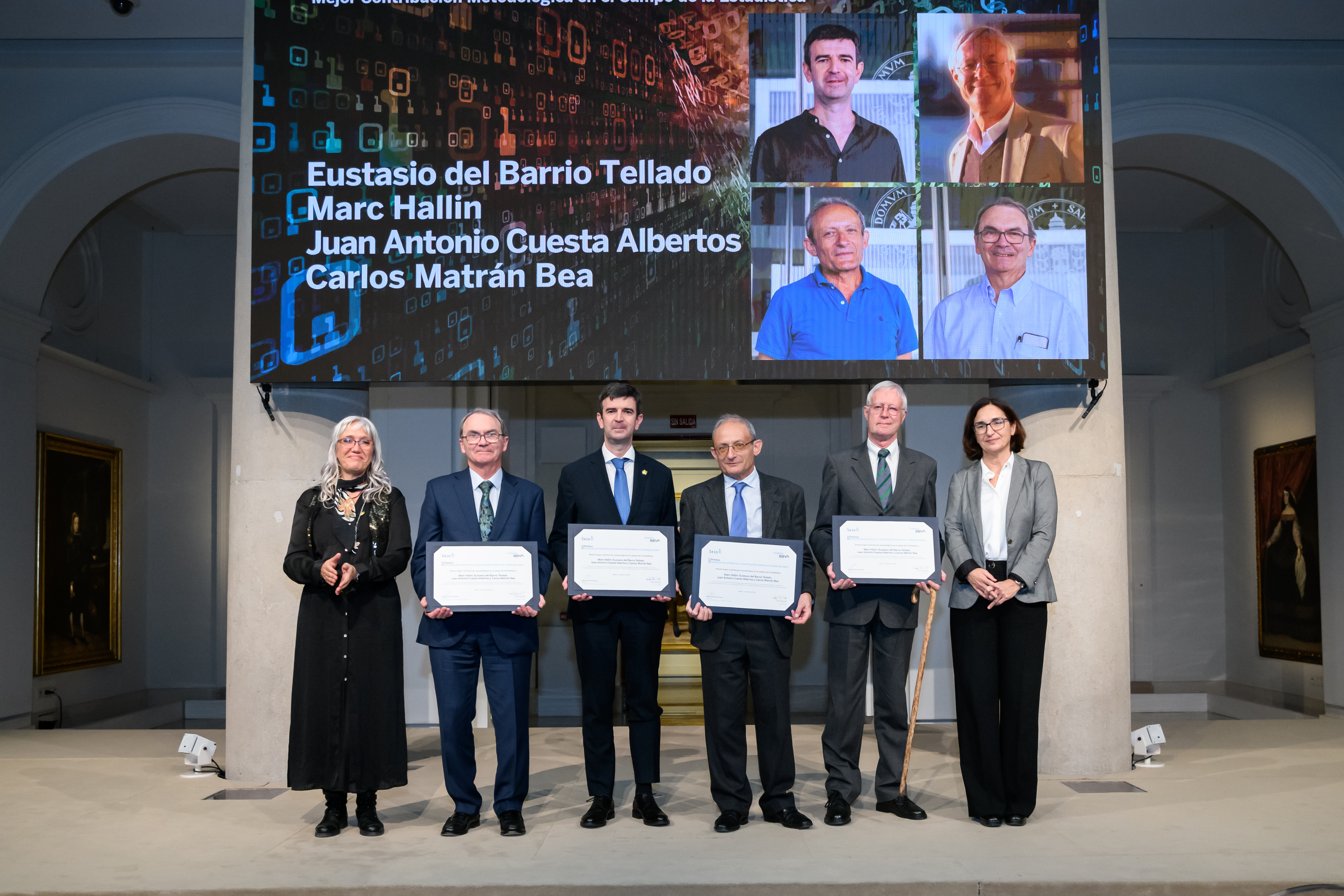 Imagen de los miembros del equipo premiado junto a la presidenta de la Sociedad de Estadística e Investigación Operativa (SEIO) y la Directora de Relaciones Institucionales de la Fundación BBVA