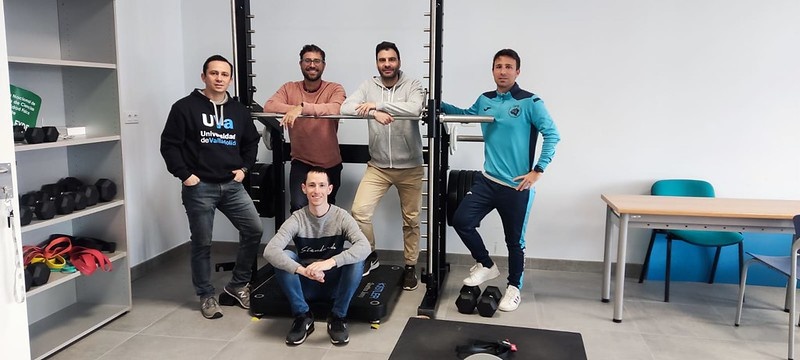 Profesores ordinarios que componen el grupo. De izquierda a derecha, Jonathan Ospina, José Losa, José María Izquierdo y Daniel Castillo (coordinador). Sentado: Miguel Ramírez.