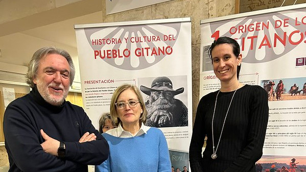 Jesús Aparicio, Rosalba Fonteriz y Lorena Valdivielso, durante la presentación de la exposición sobre la historia y cultura gitana en la Facultad de Medicina