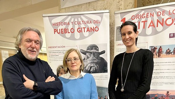 Jesús Aparicio, Rosalba Fonteriz y Lorena Valdivielso, durante la presentación de la exposición sobre la historia y cultura gitana en la Facultad de Medicina