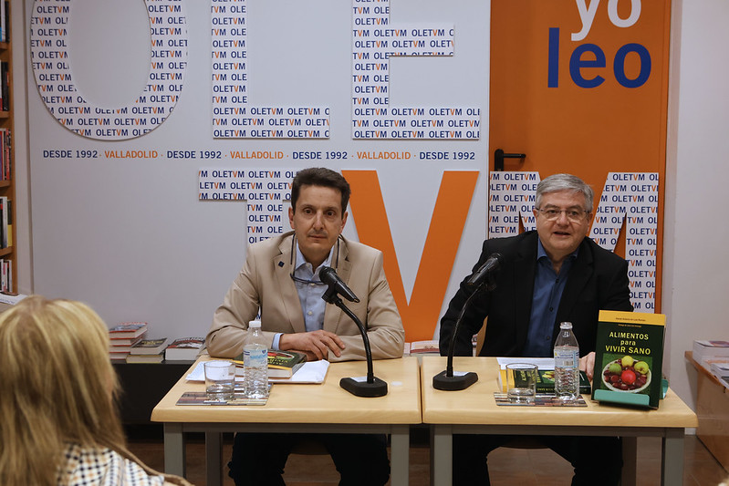A la izquierda, el catedrático de Endocrinología Daniel de Luis, junto al director del Servicio de Publicaciones de la UVa, Alfonso Martín Jiménez, durante la presentación del libro