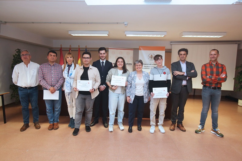 Los tres primeros clasificados posan con sus diplomas junto a autoridades asistentes y conferenciante