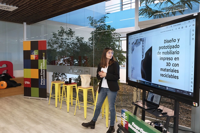 Lucía Rodríguez Díez, estudiante de Ingeniería de Diseño Industrial, presentó una de las experiencias de los proyectos sociaels: el diseño y prototipado de mobiliario impreso en ED con materiales reciclables