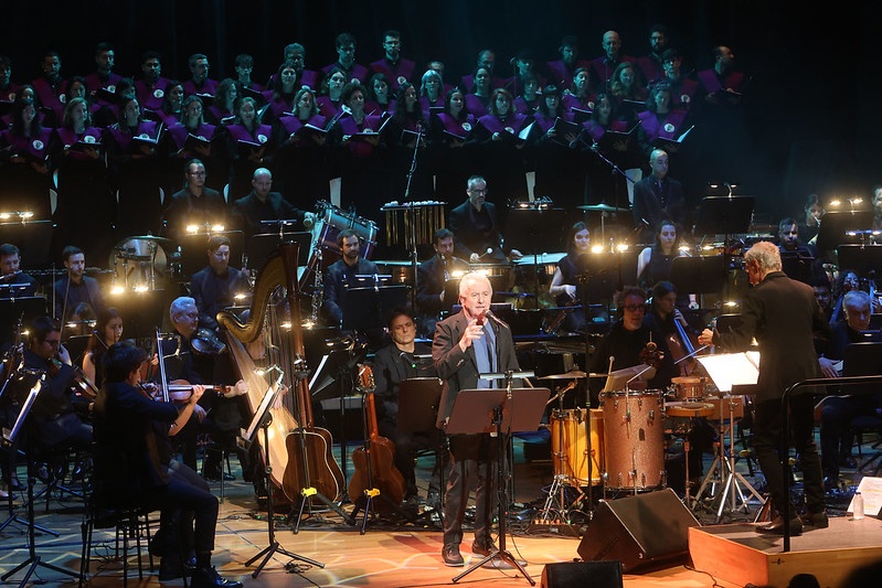 Víctor Manuel durante su actuación en el Centro Cultural Miguel Delibes de Valladolid, acompañado de la Joven Orquesta y el Coro de la Universidad de Valladolid