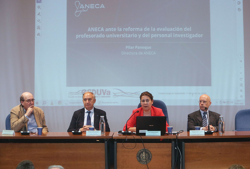 José Ramón González (director ESDUVa), Antonio Largo Cabrerizo (Rector), Pilar Paneque (directora de la ANECA) y Enrique Baeyens (vicerrector de Inverstigación) durante el acto de inauguración