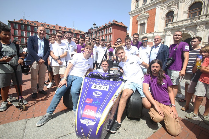 En primera línea, los cuatro estudiantes que conducirán el vehículo en Montmeló, acompañados del resto de estudiantes, del rector (izquierda) y el alcalde (derecha)