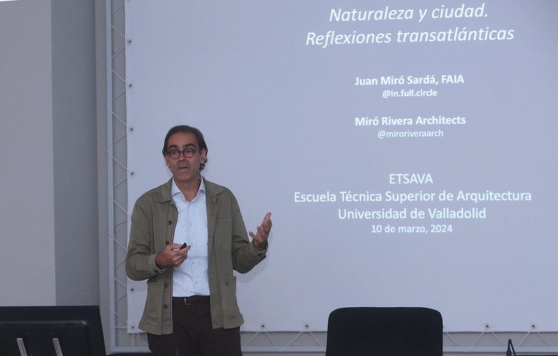 Juan Miró Sardá, durante su conferencia tras la inauguración de la exposición que permanecerá en el centro hasta el 25 de octubr