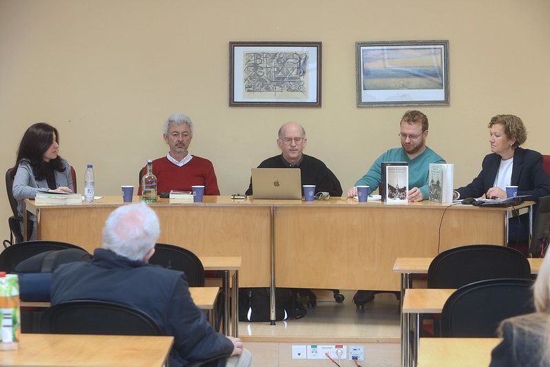 En el centro, Carlos Gamerro y Cristóbal Marín, junto al resto de ponentes de la segunda mesa redonda, María Martínez Deyros y Rubén Venzón, moderada por Susana Gil-Albarellos
