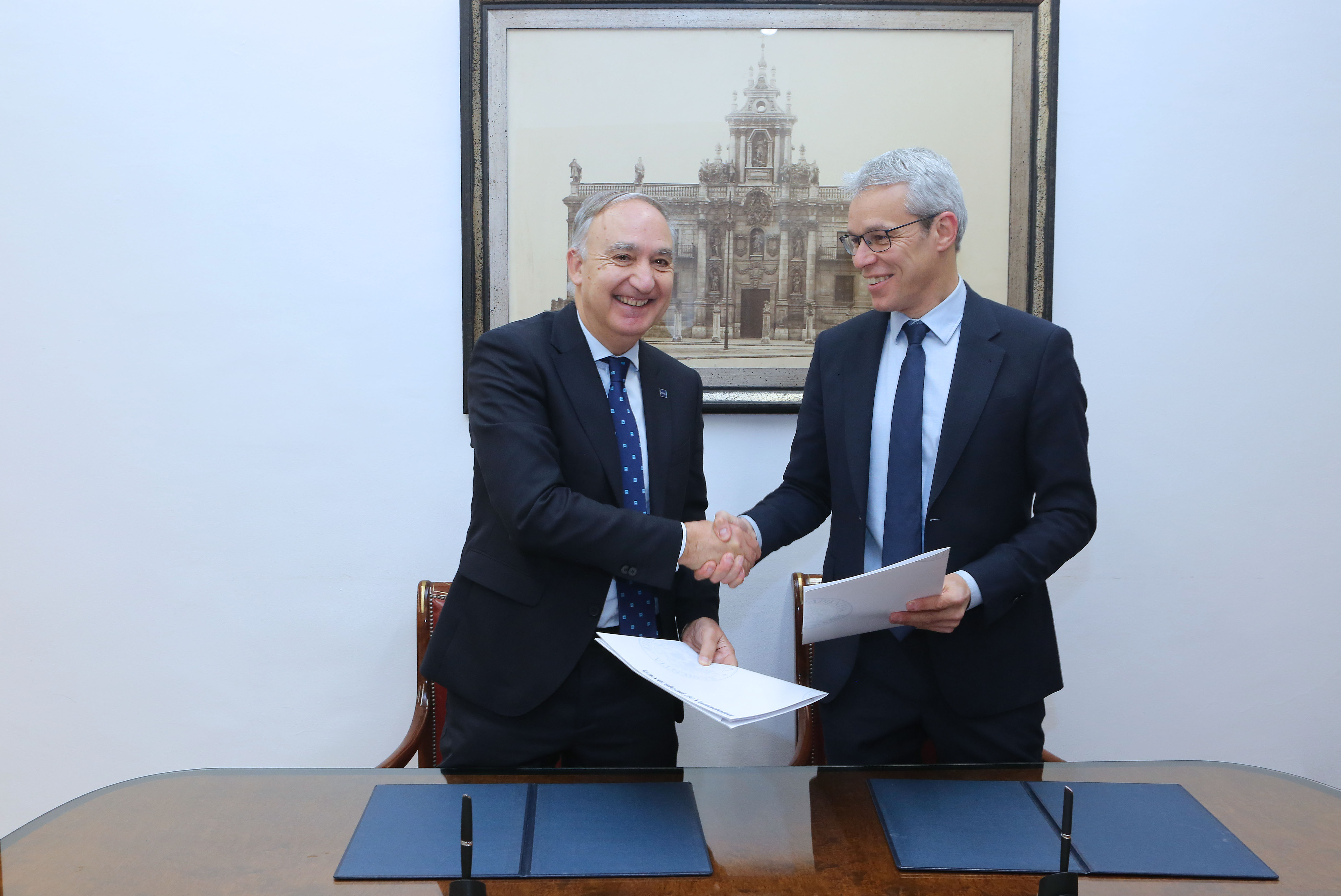 El rector y el director de la fábrica Michelin de Valladolid, tras la firma de la adenda