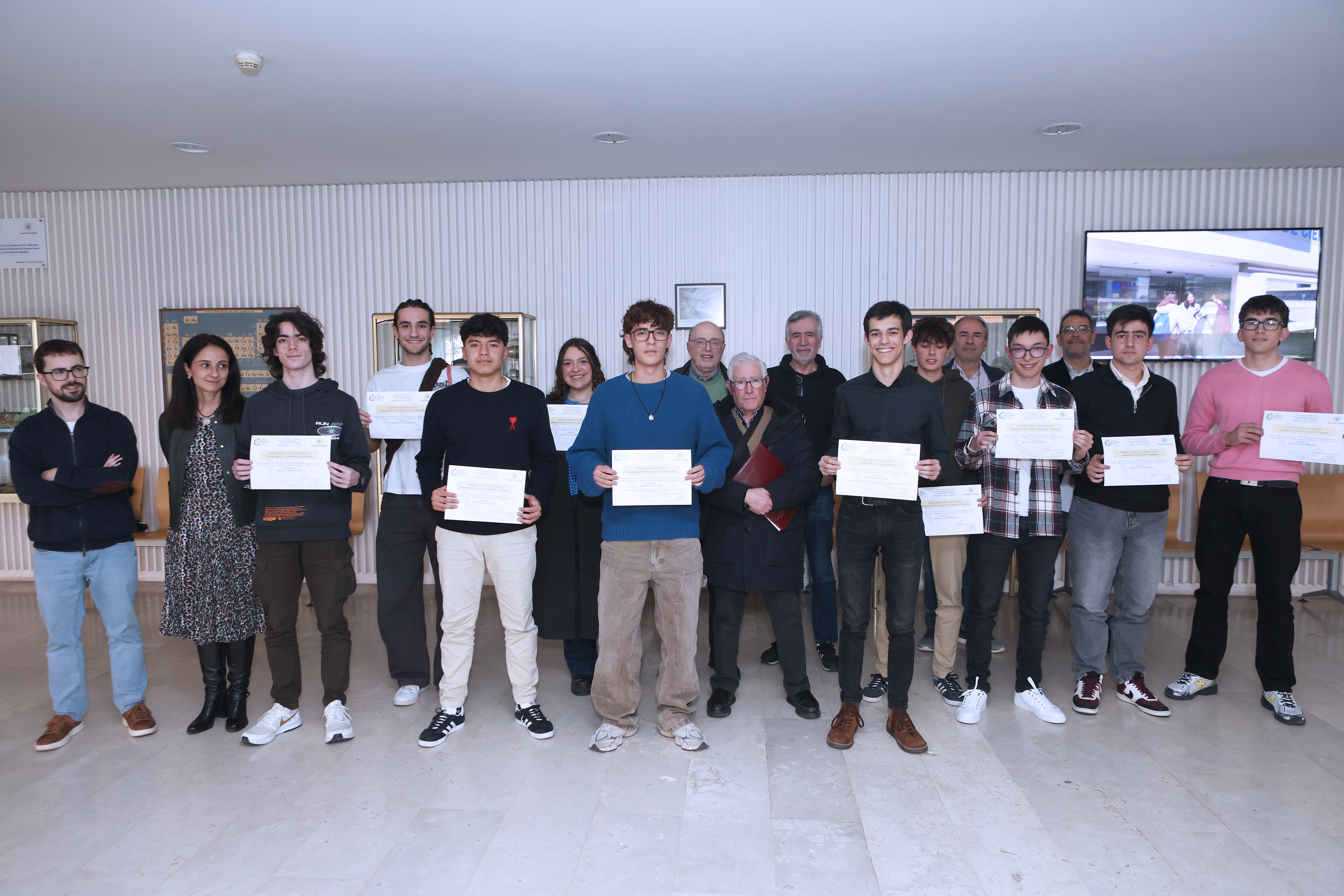 Foto de familia con premiados y autoridades académicas