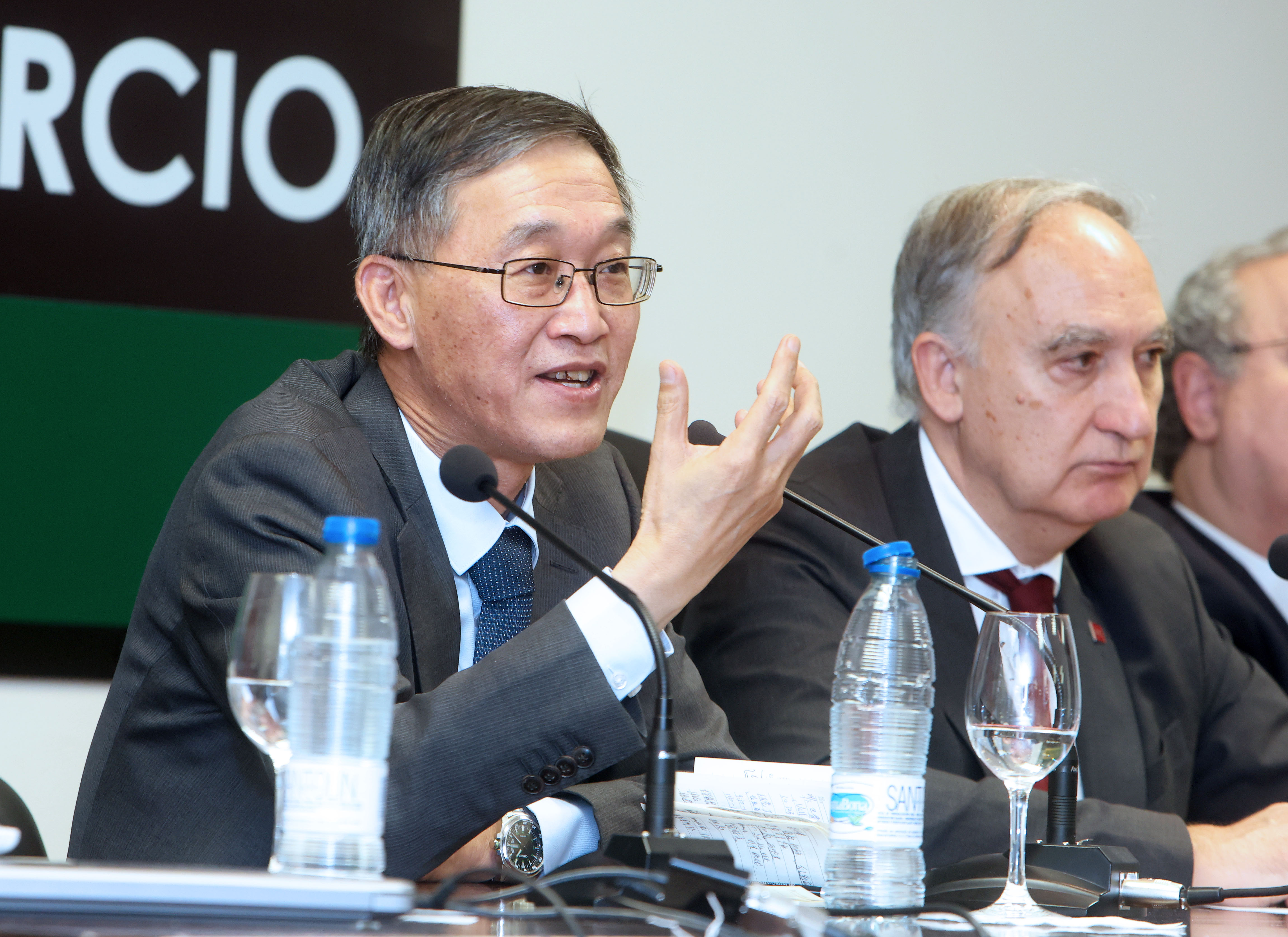 La Facultad de Comercio y Relaciones Laborales acogió la conferencia "Las Relaciones entre España y China" a cargo del Embajador