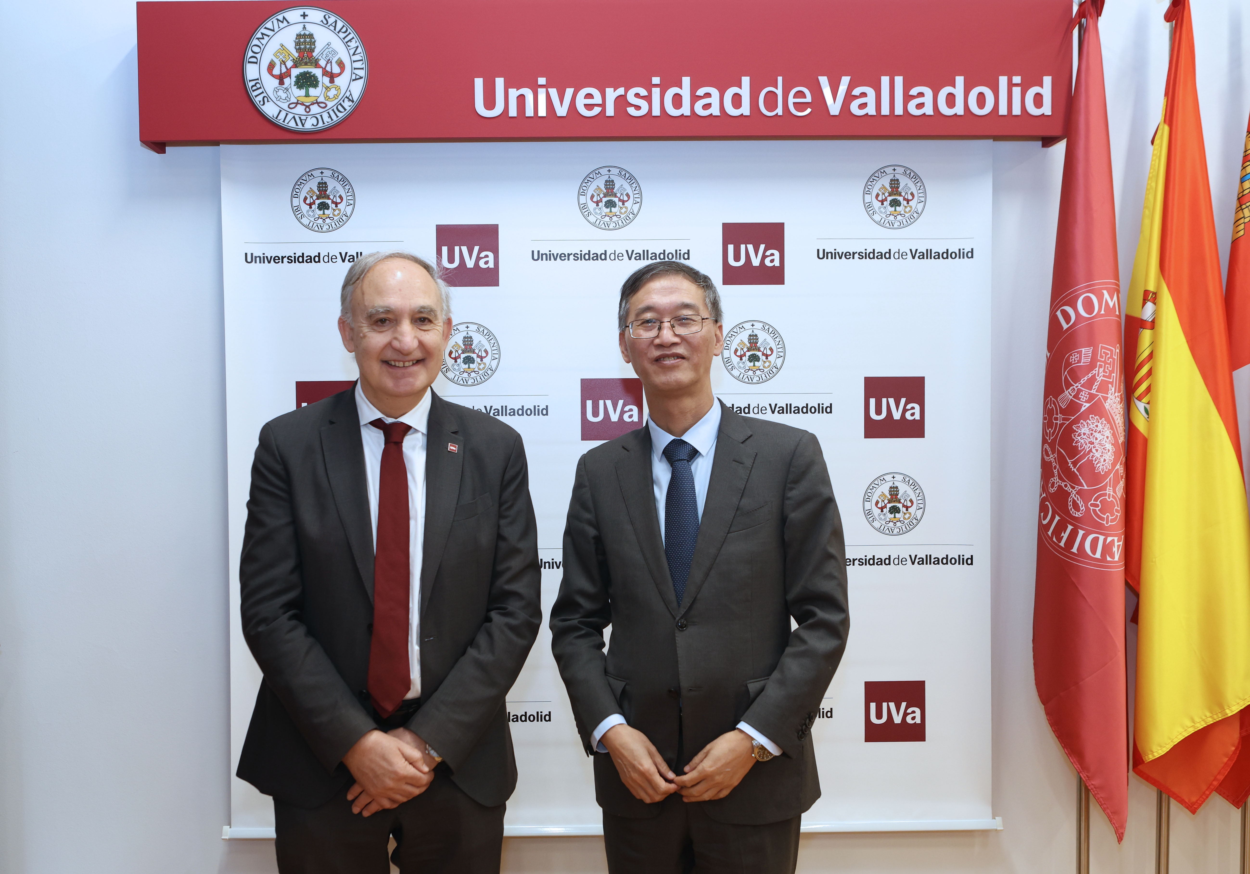 El Embajador de la Republica Popular de China en el despacho del Rector