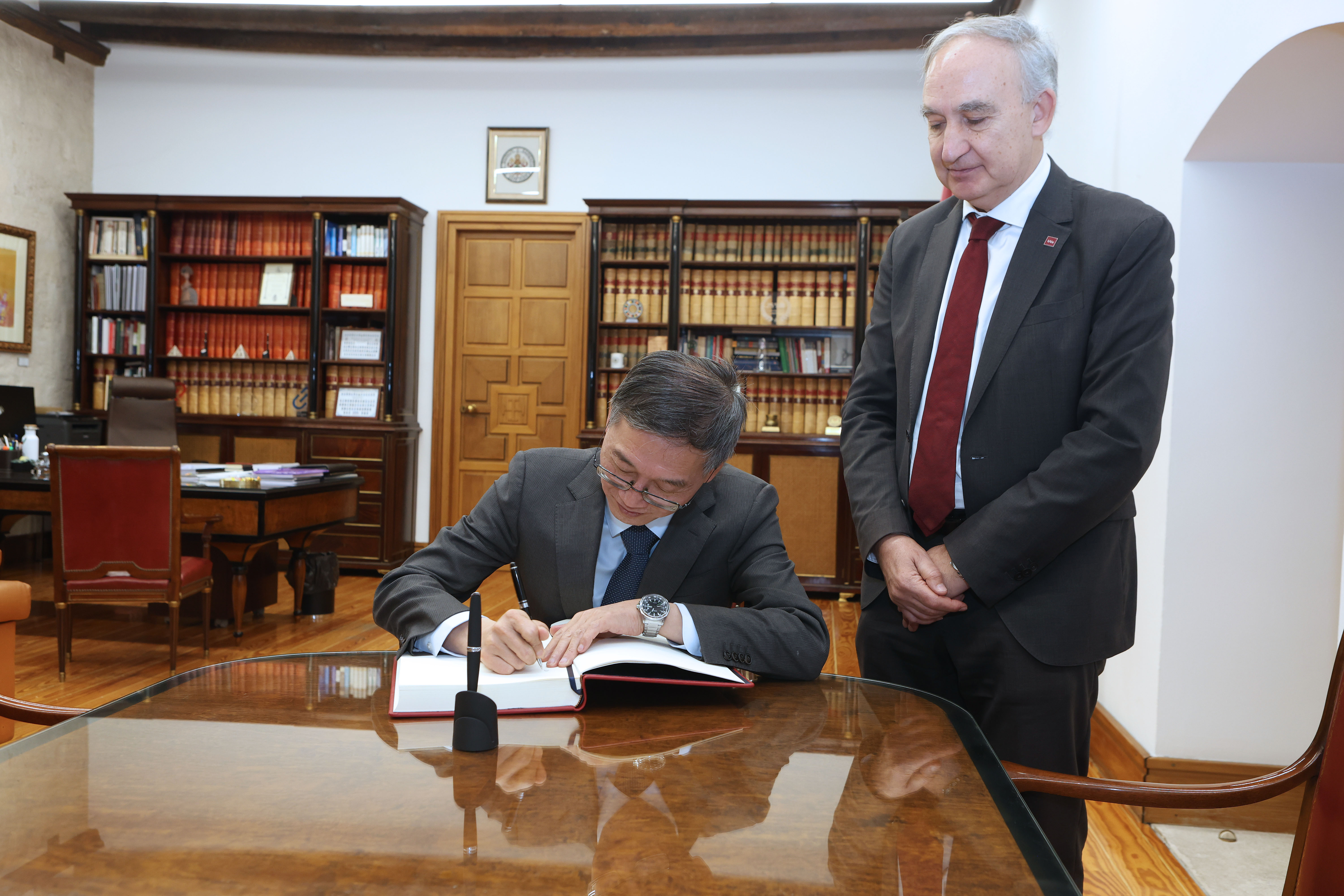 El Embajador, Yao Jing, firmando en el Libro de Honor