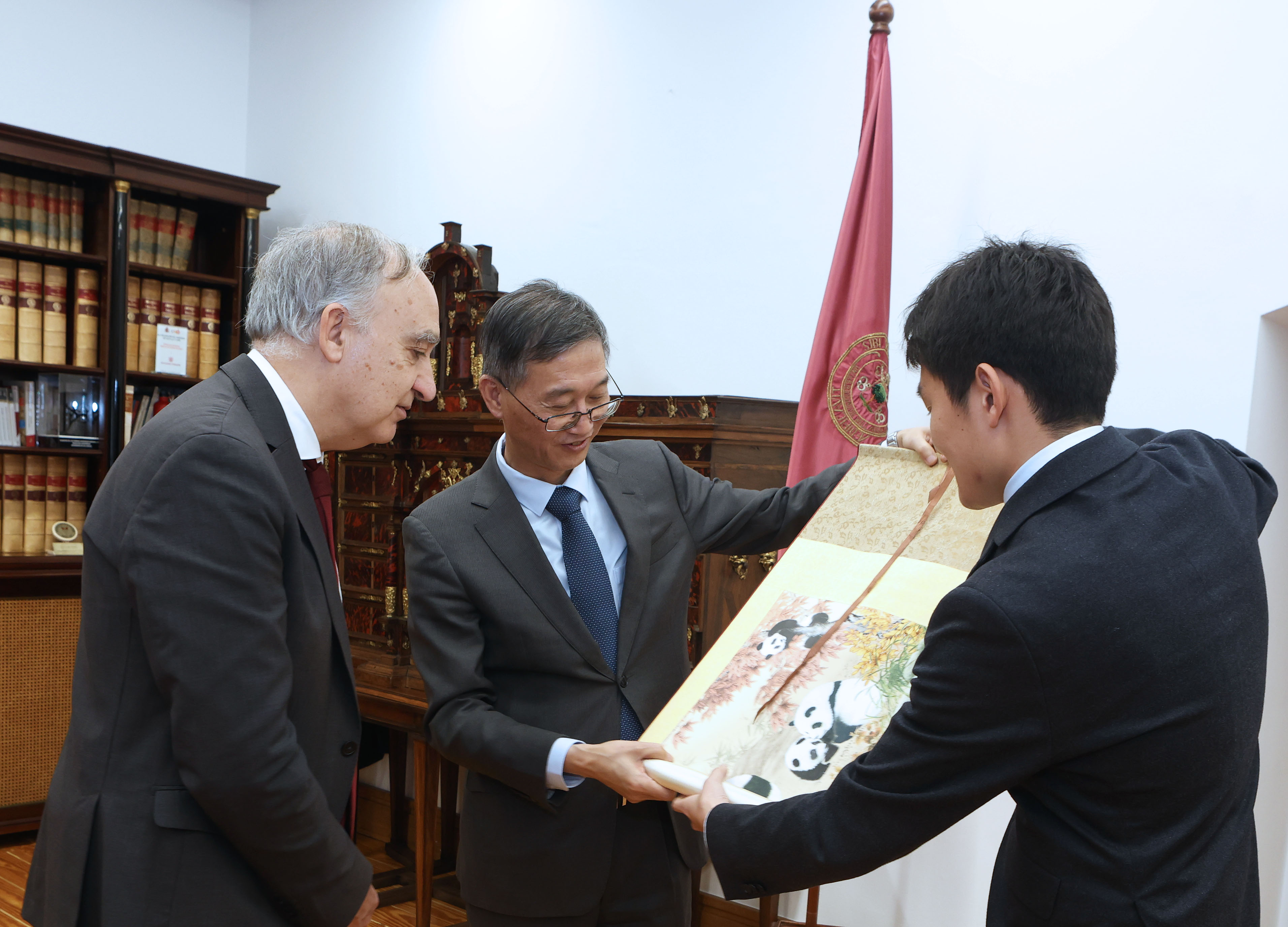 El Rector recibió, en representación de la UVa, un obsequio de parte de la Embajada China en España