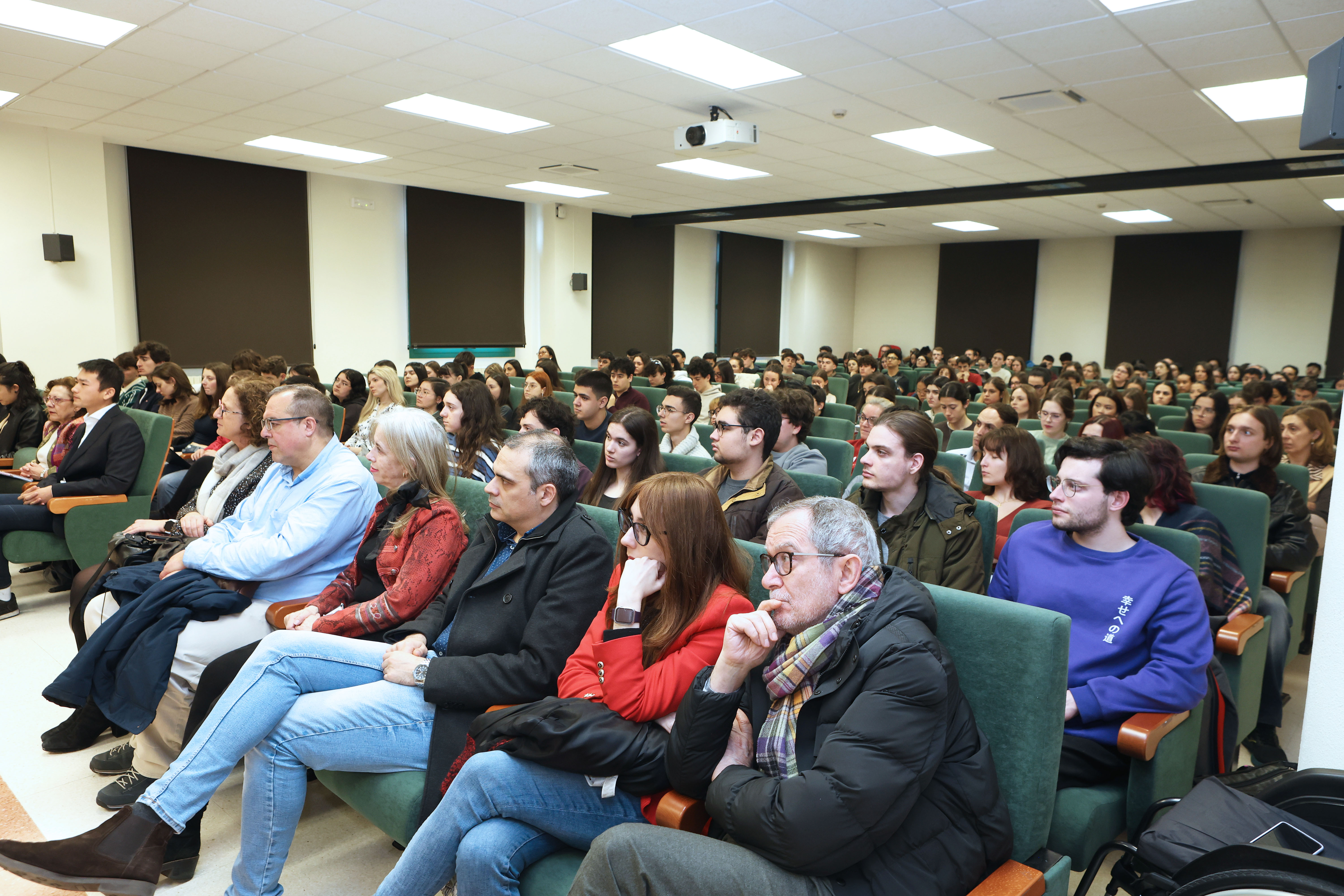 El Aula Magna Rector Fernando Tejerina se llenó para escuchar al Embajador